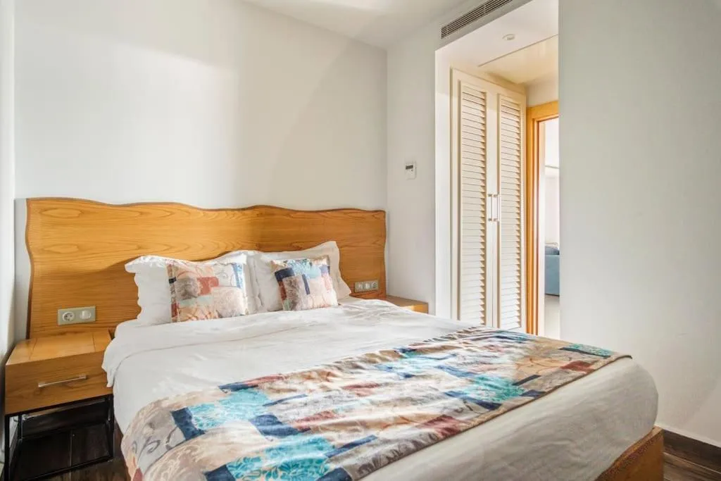 Bed in Degirmenburnu Residence