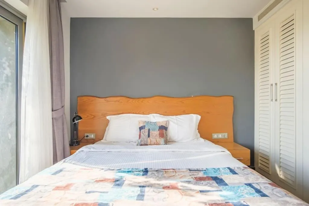 Bed in Degirmenburnu Residence