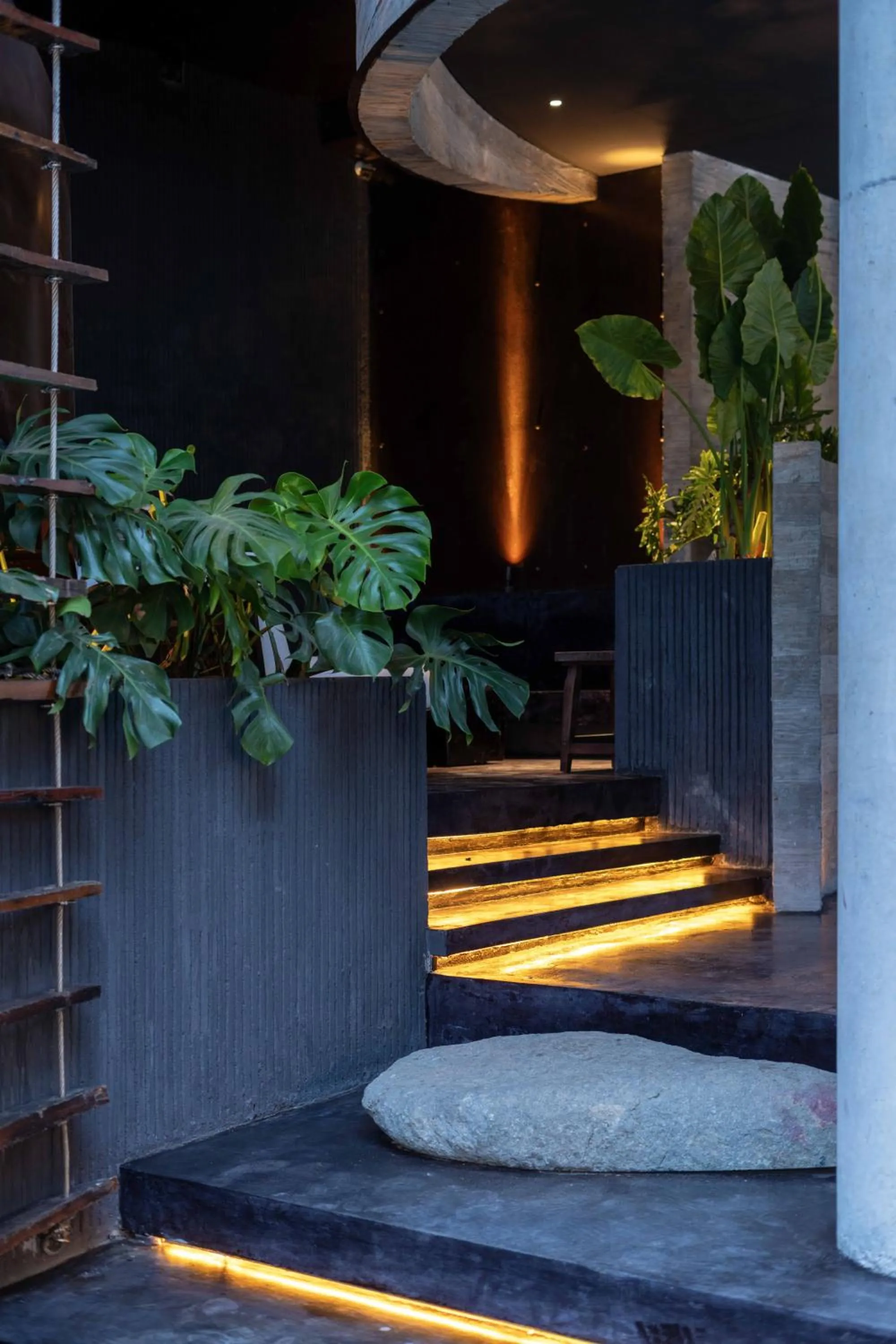 Night in Hôtel de Soie