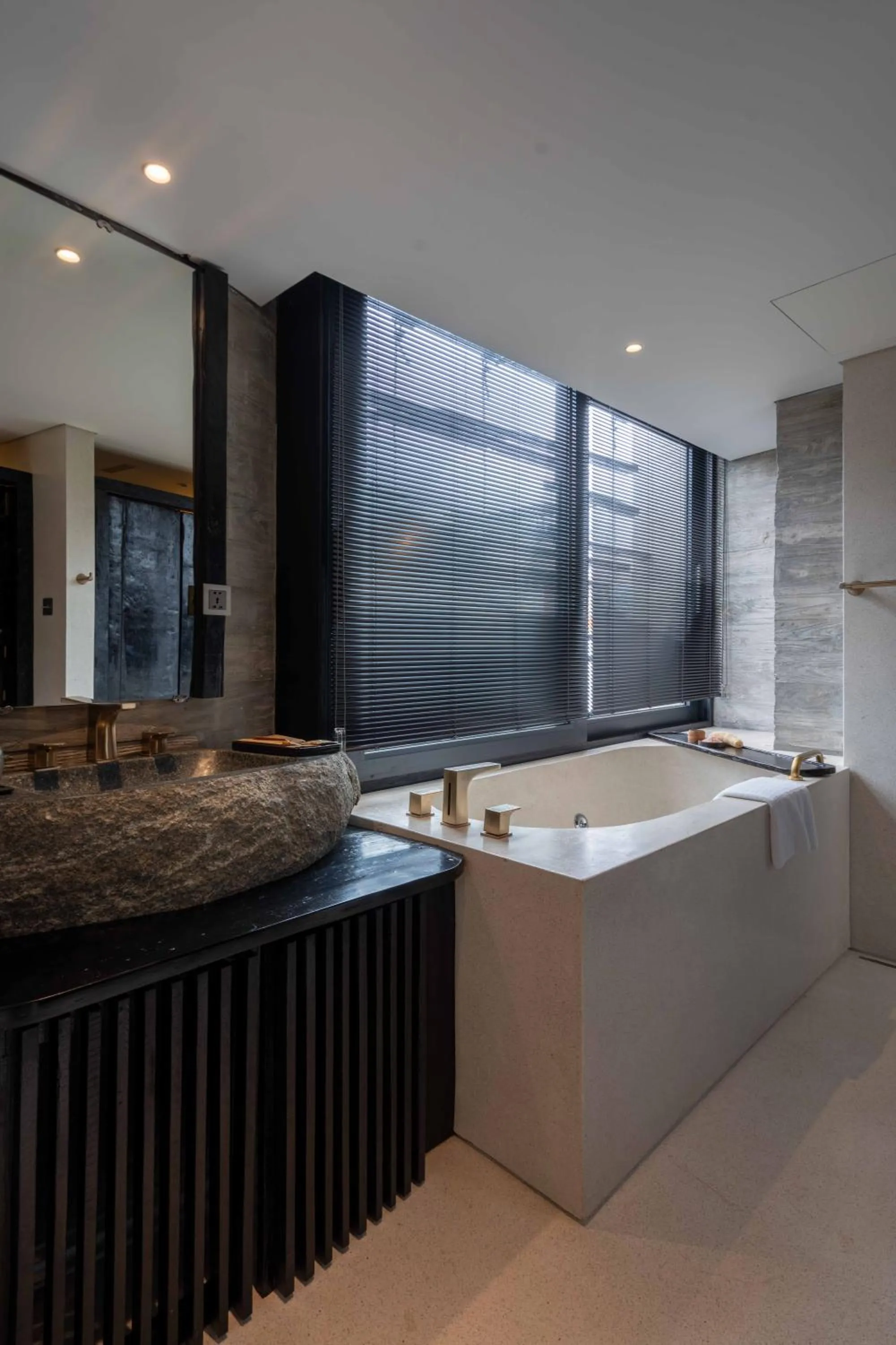 Shower in Hôtel de Soie