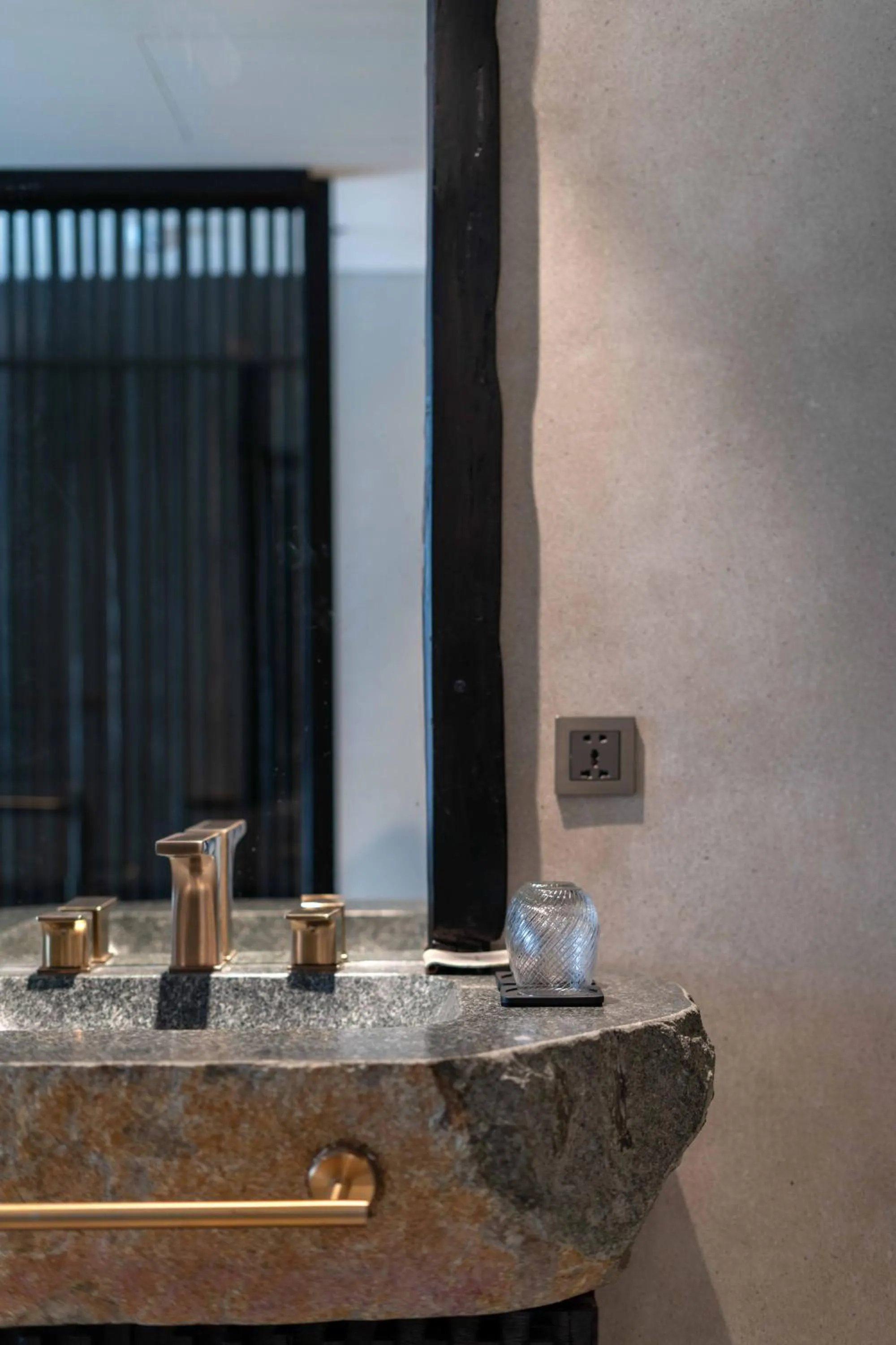 Shower in Hôtel de Soie