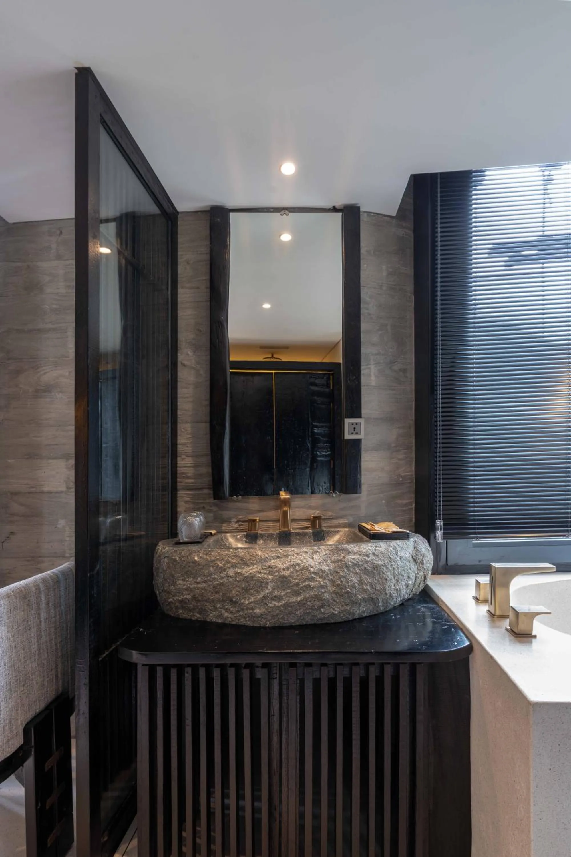 Shower in Hôtel de Soie