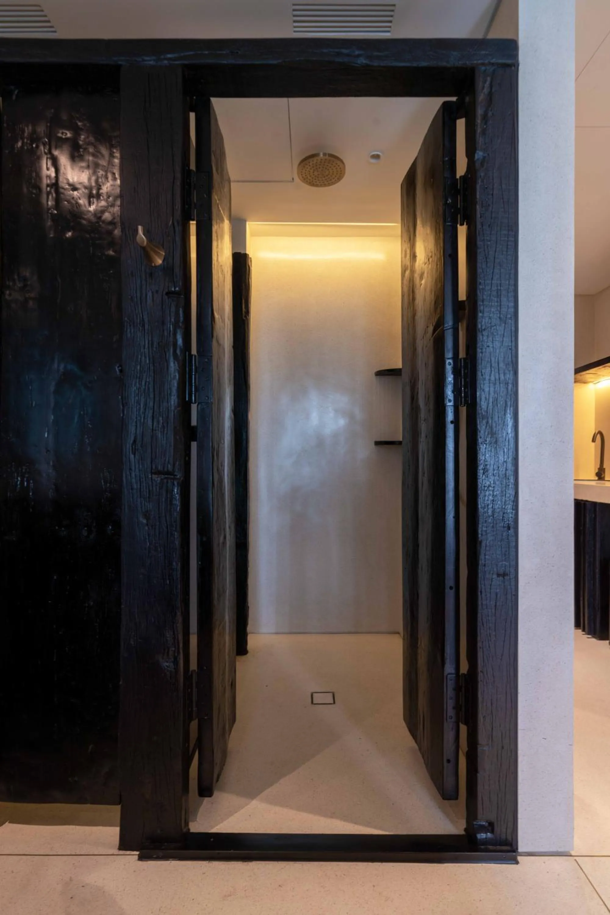 Shower in Hôtel de Soie