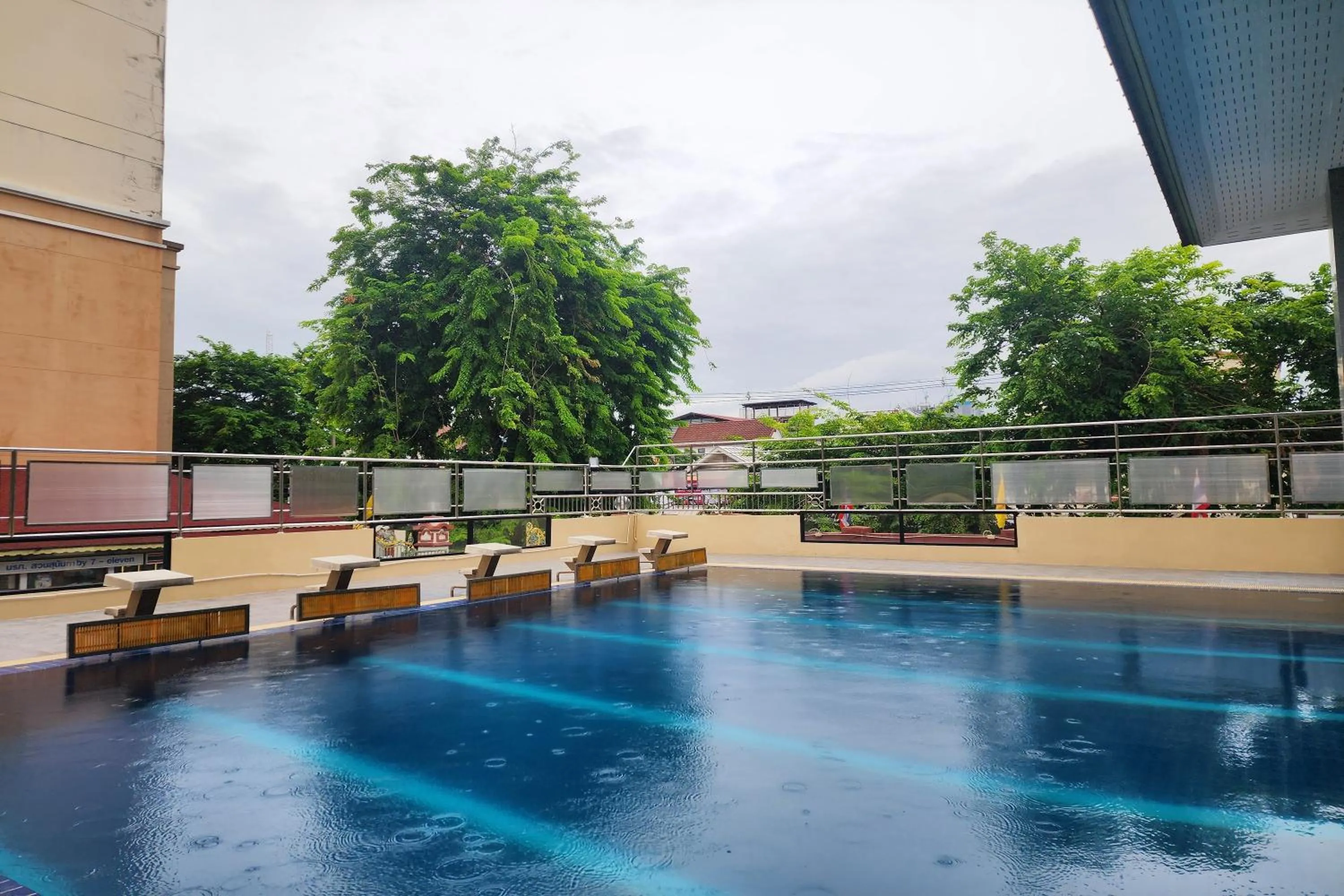 Swimming pool in Suan Sunandha Palace Hotel