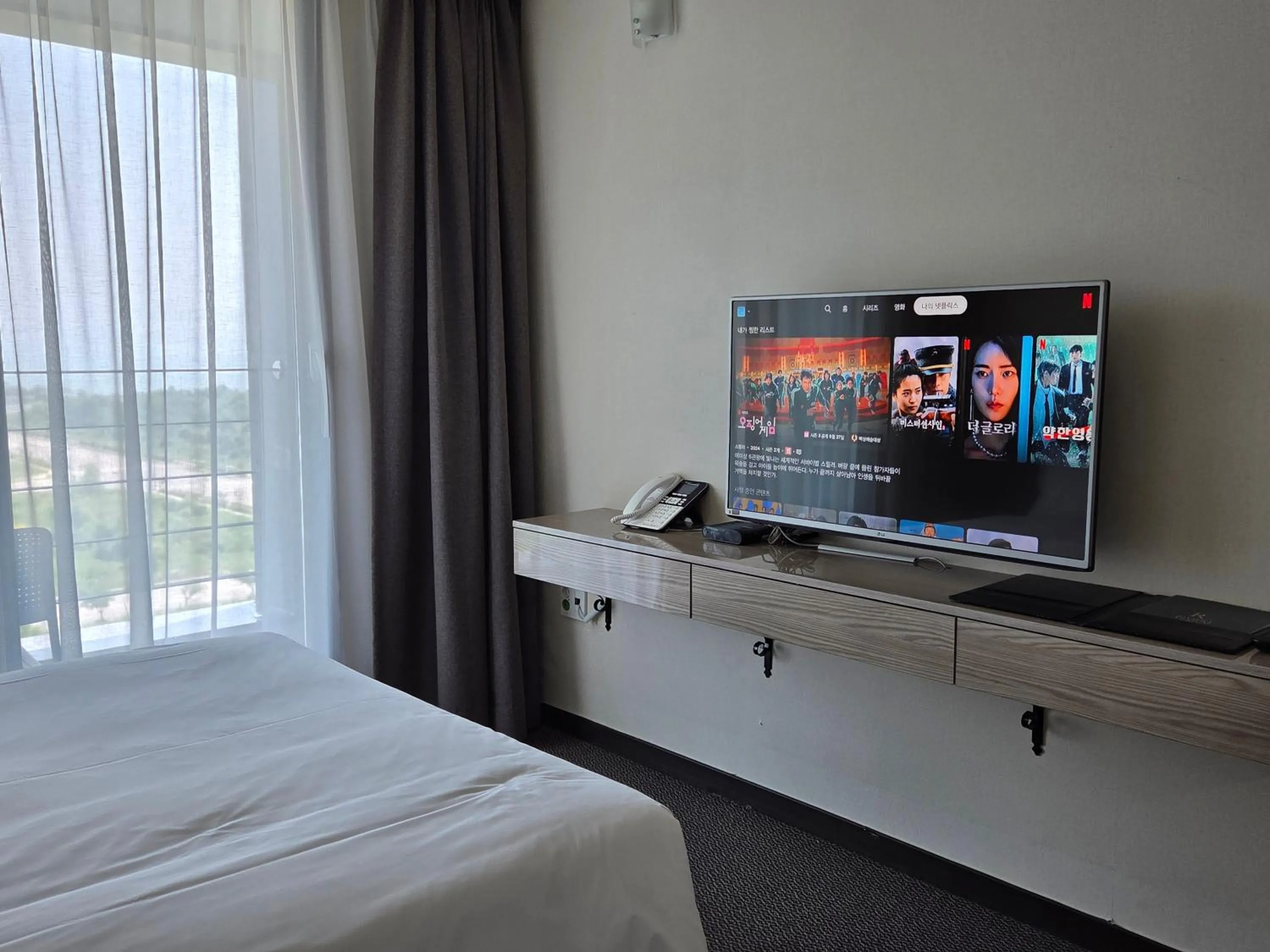 TV and multimedia, Bed in Riviera Hotel Yeongjong