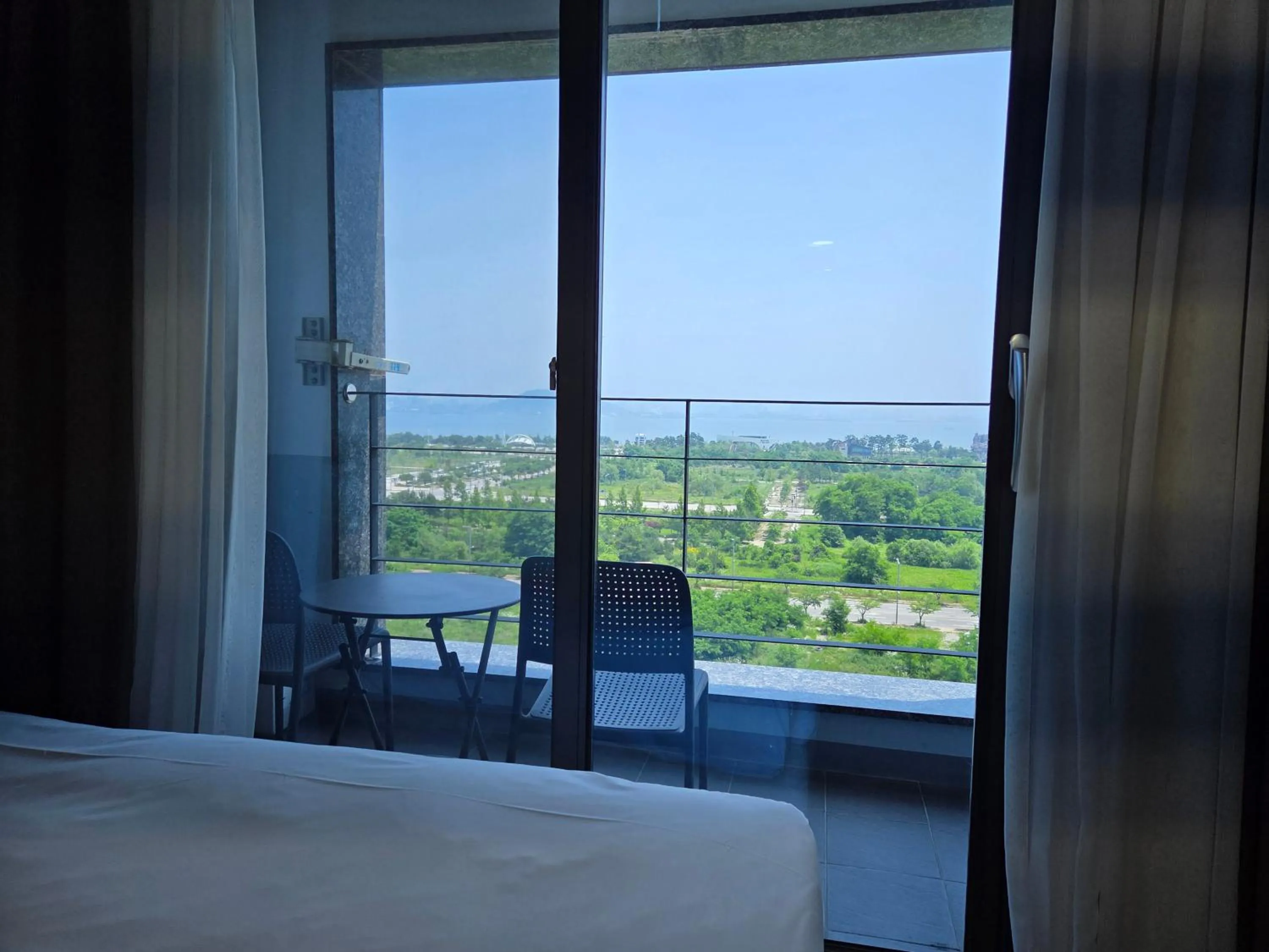 Balcony/Terrace, Bed in Riviera Hotel Yeongjong