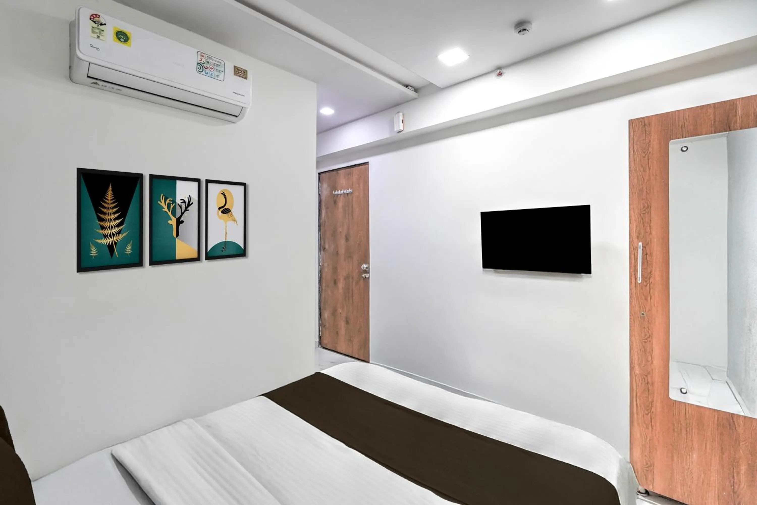 Bedroom in Hotel O Sneh Rashmi Botanical Garden Surat Formerly Stadium Plaza