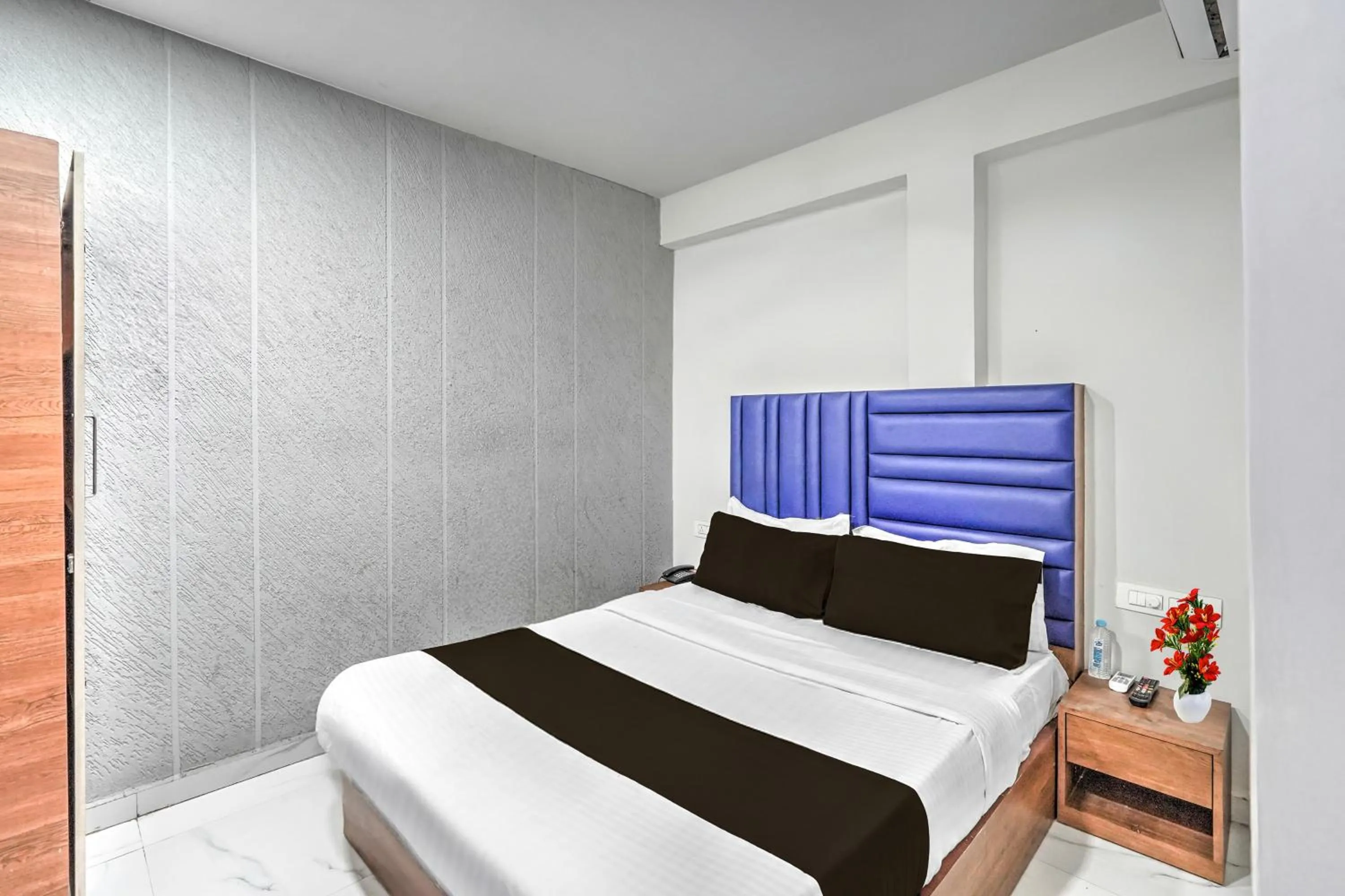 Bedroom in Hotel O Sneh Rashmi Botanical Garden Surat Formerly Stadium Plaza