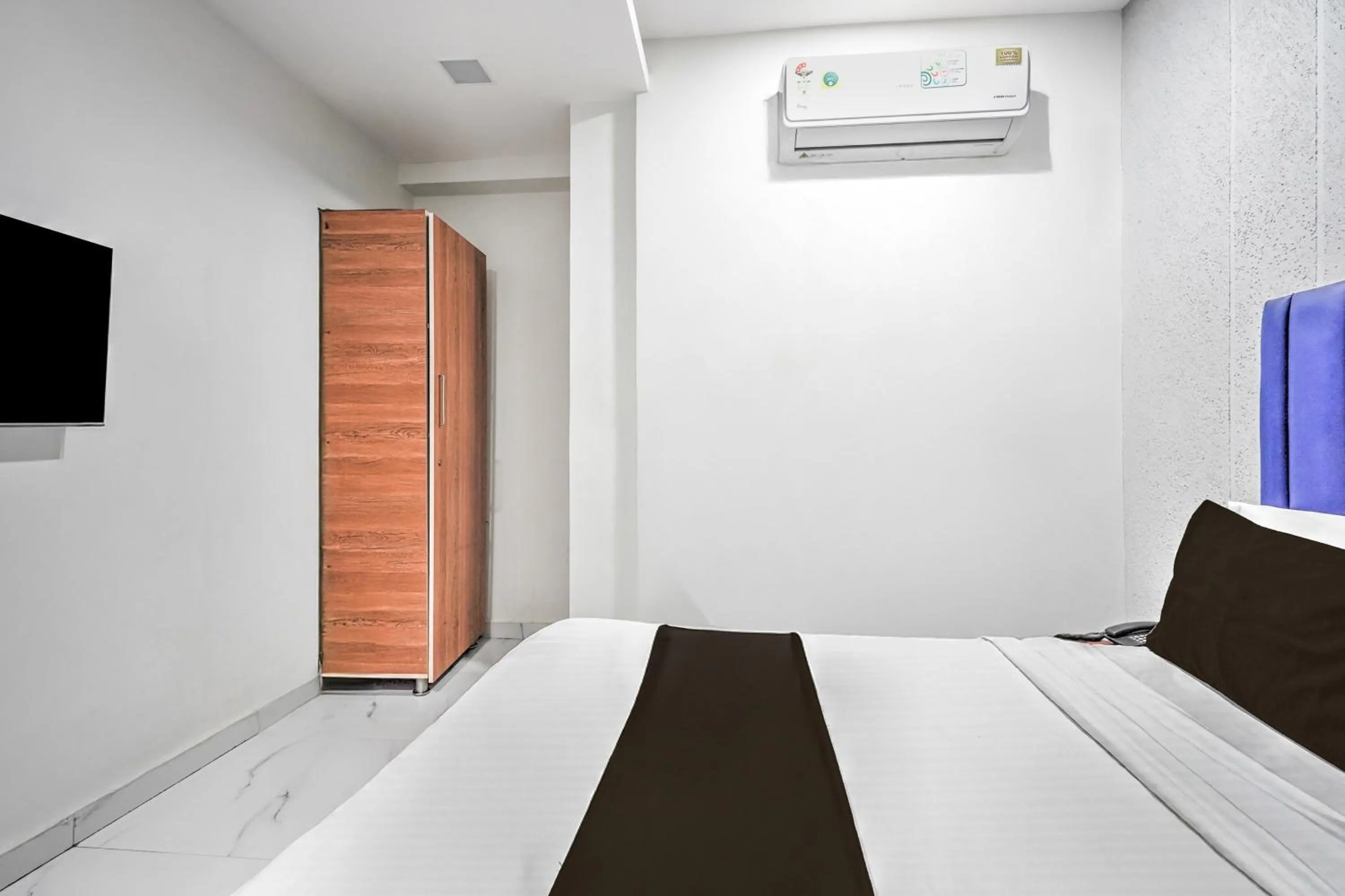 Bedroom in Hotel O Sneh Rashmi Botanical Garden Surat Formerly Stadium Plaza