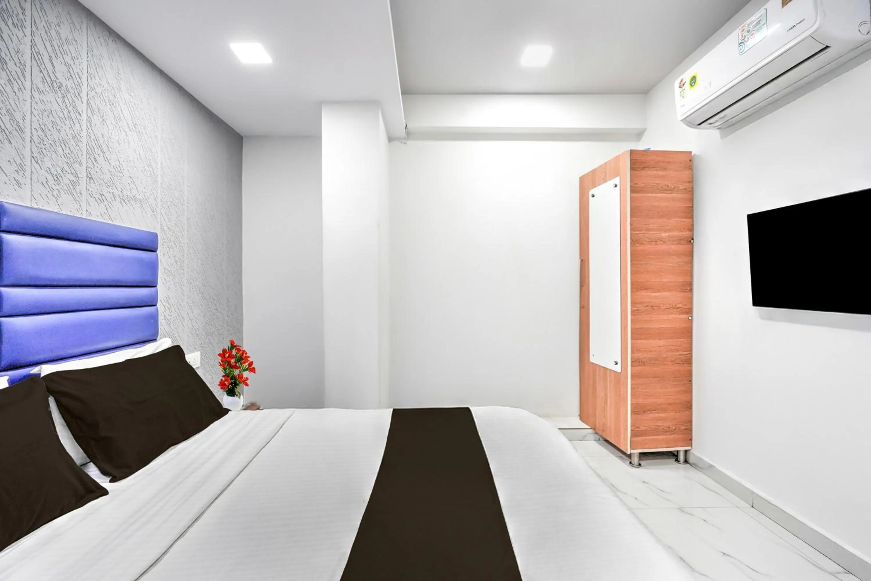 Bedroom in Hotel O Sneh Rashmi Botanical Garden Surat Formerly Stadium Plaza