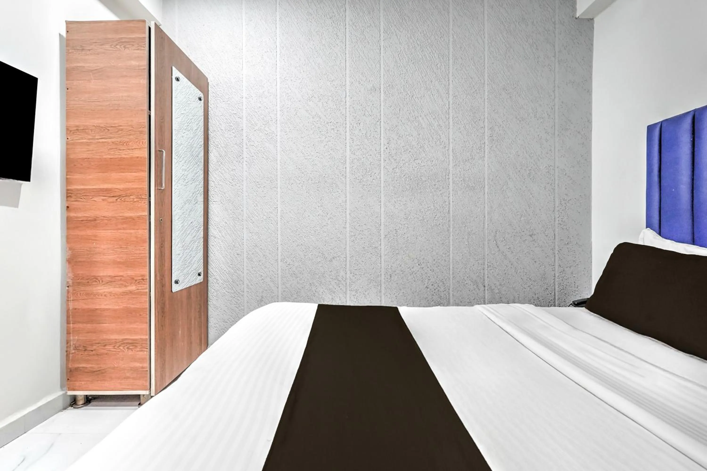 Bedroom in Hotel O Sneh Rashmi Botanical Garden Surat Formerly Stadium Plaza