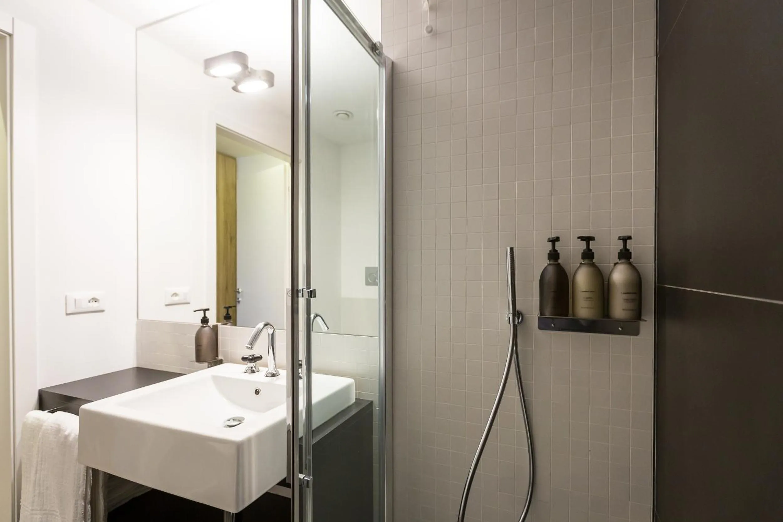 Shower in NH Collection Alagna Mirtillo Rosso