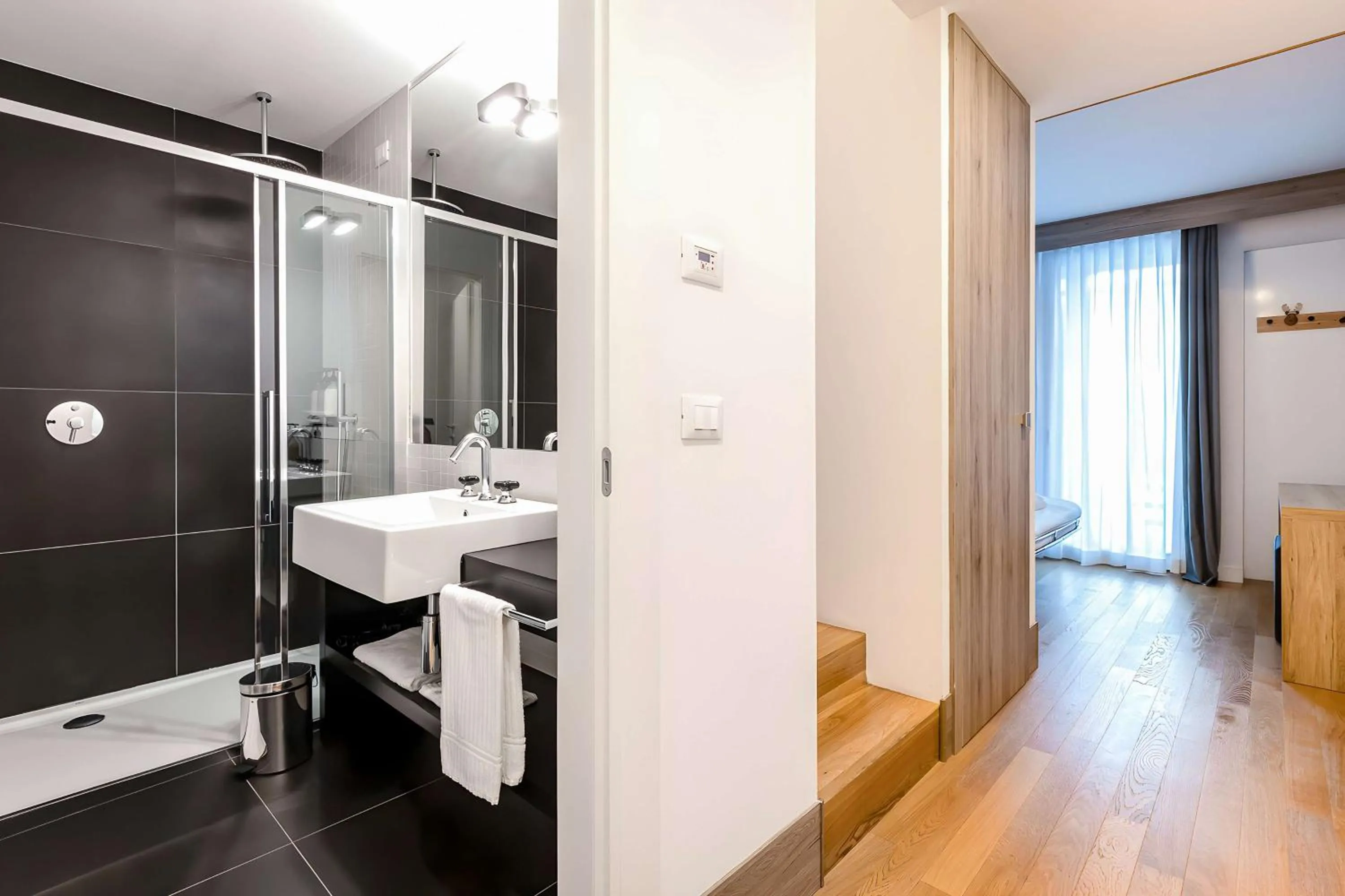 Bathroom in NH Collection Alagna Mirtillo Rosso