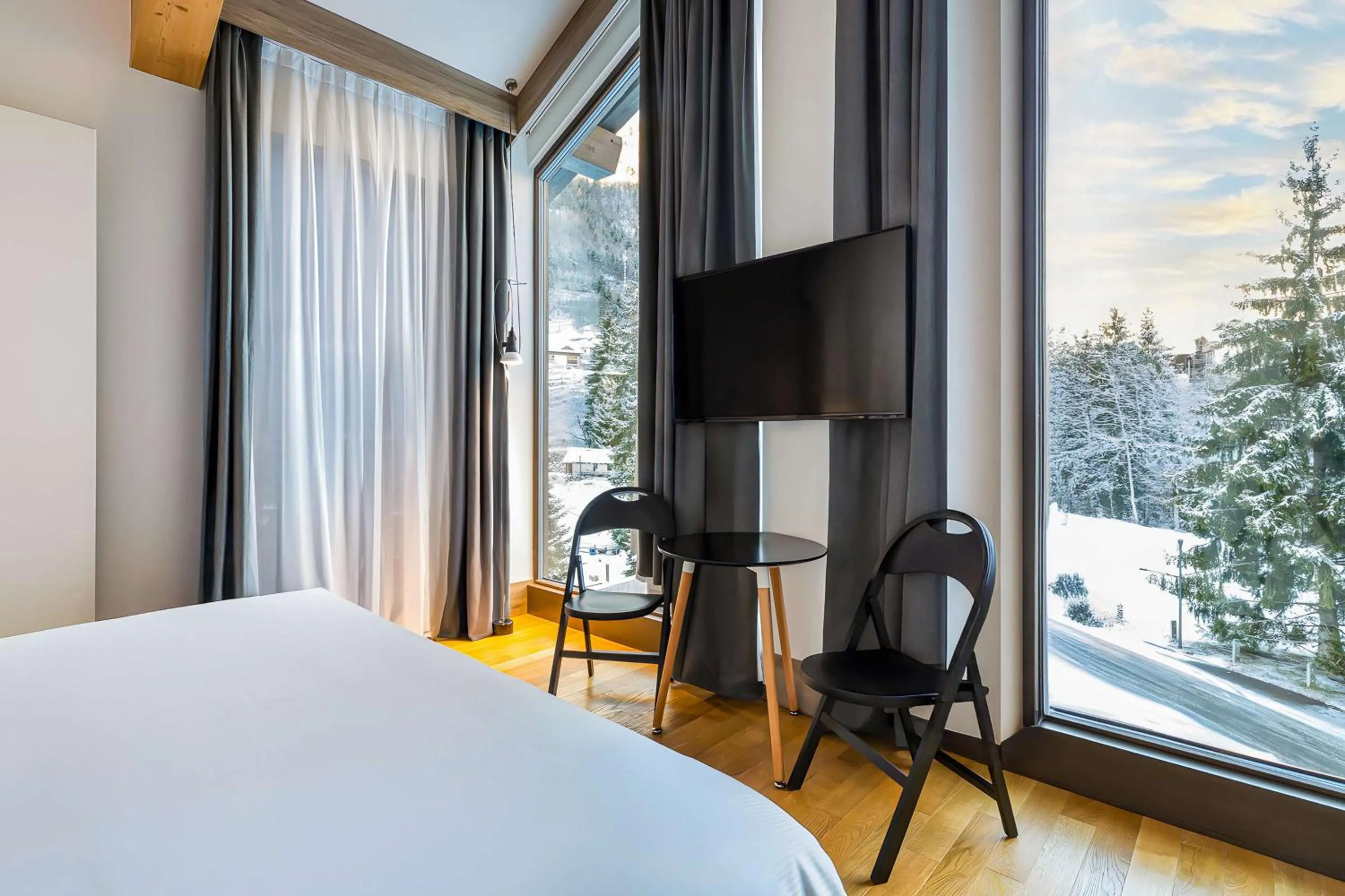 Photo of the whole room, Bed in NH Collection Alagna Mirtillo Rosso