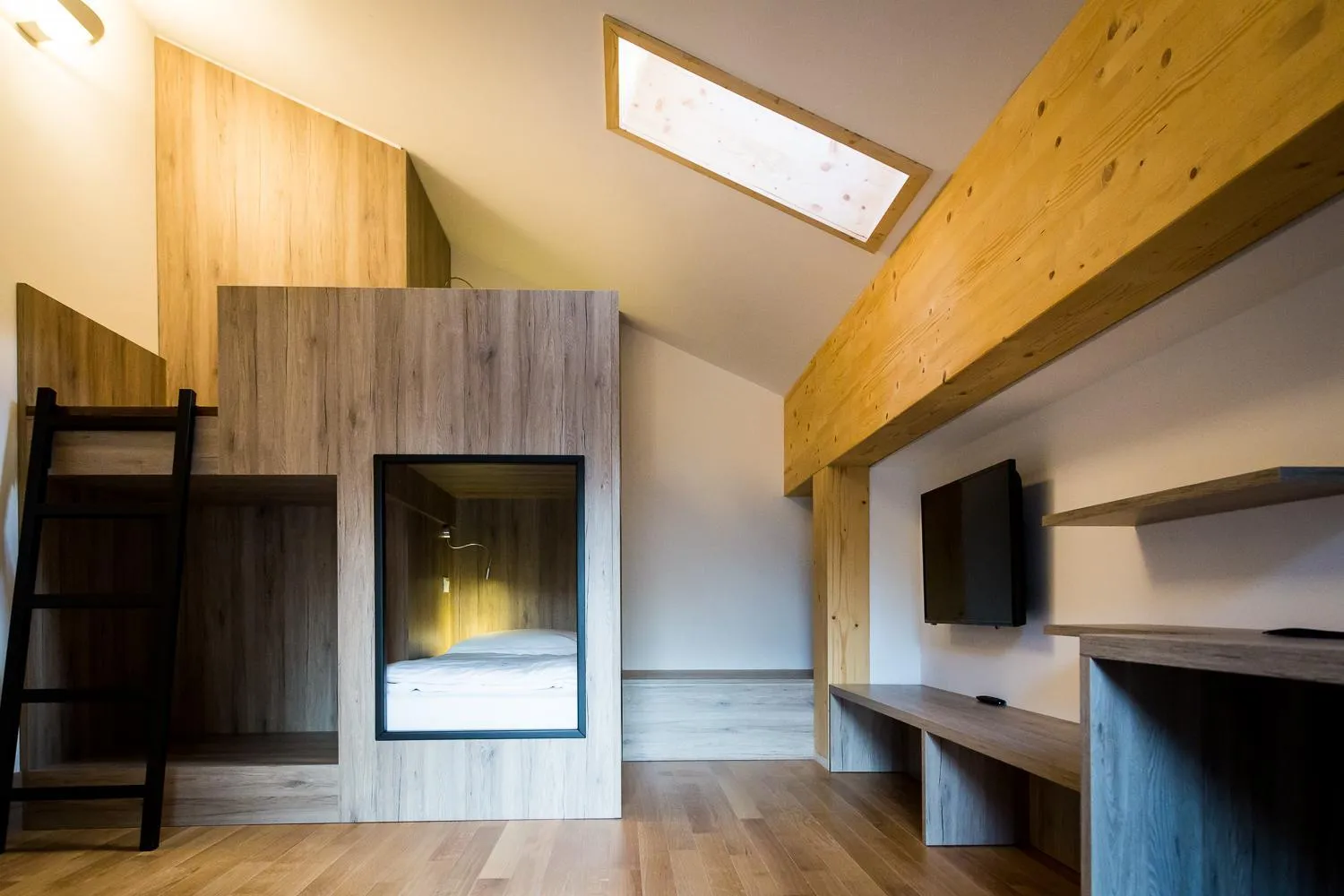 Decorative detail in NH Collection Alagna Mirtillo Rosso