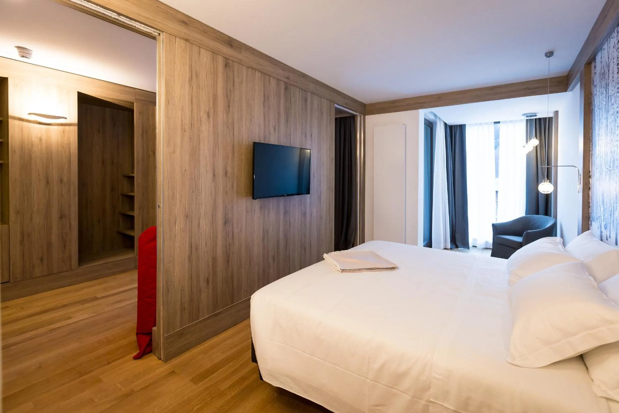 Day, Bed in NH Collection Alagna Mirtillo Rosso