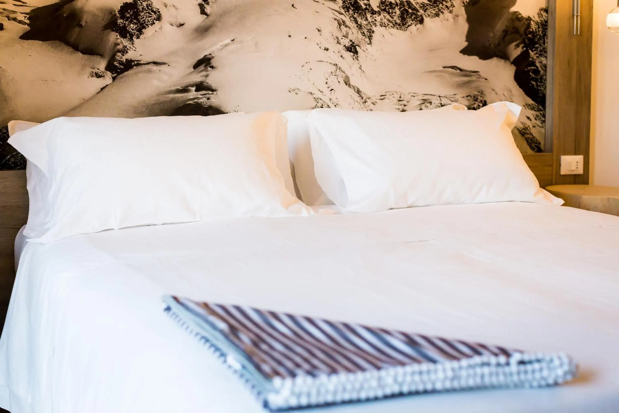 Bed in NH Collection Alagna Mirtillo Rosso