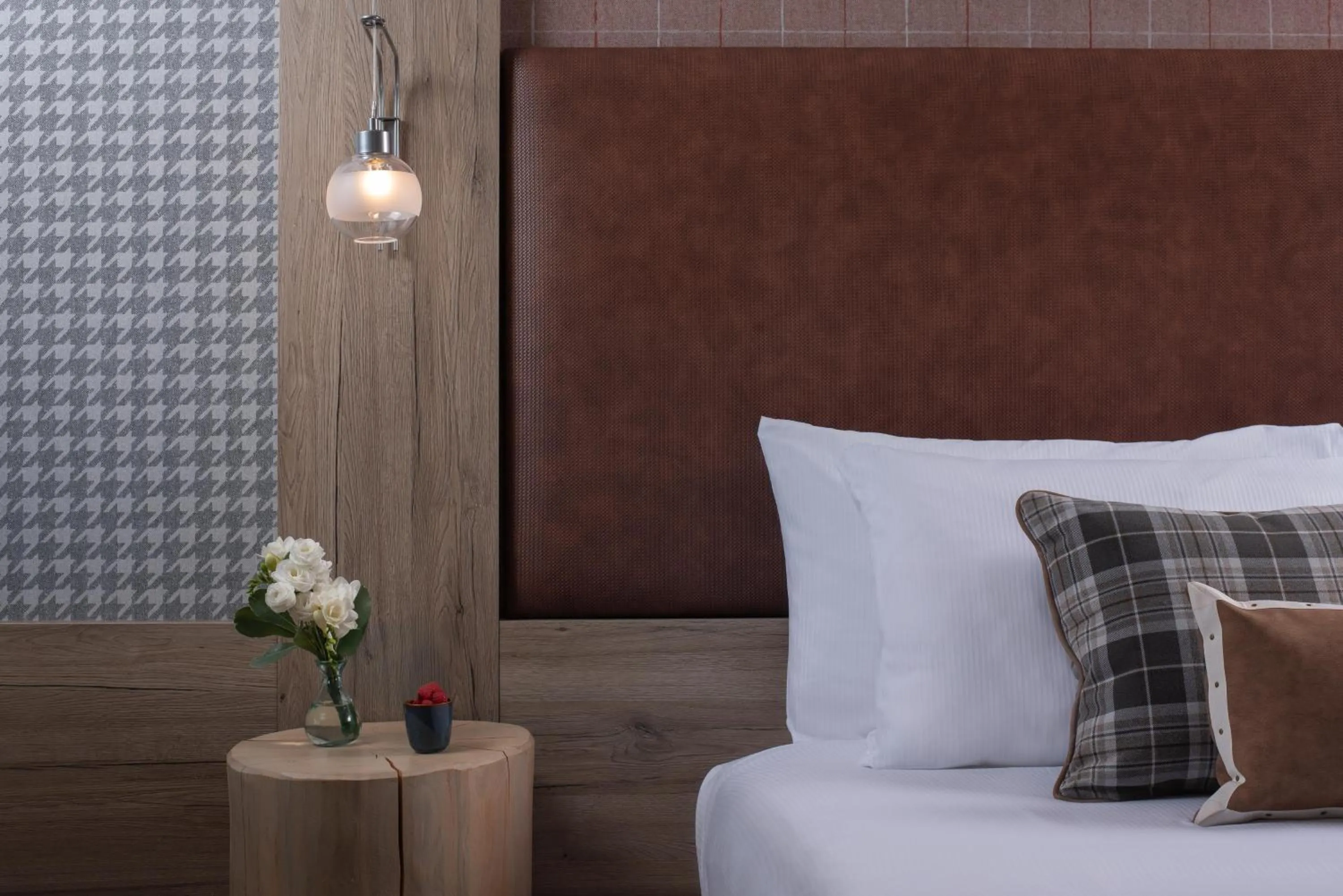 Bedroom, Bed in NH Collection Alagna Mirtillo Rosso