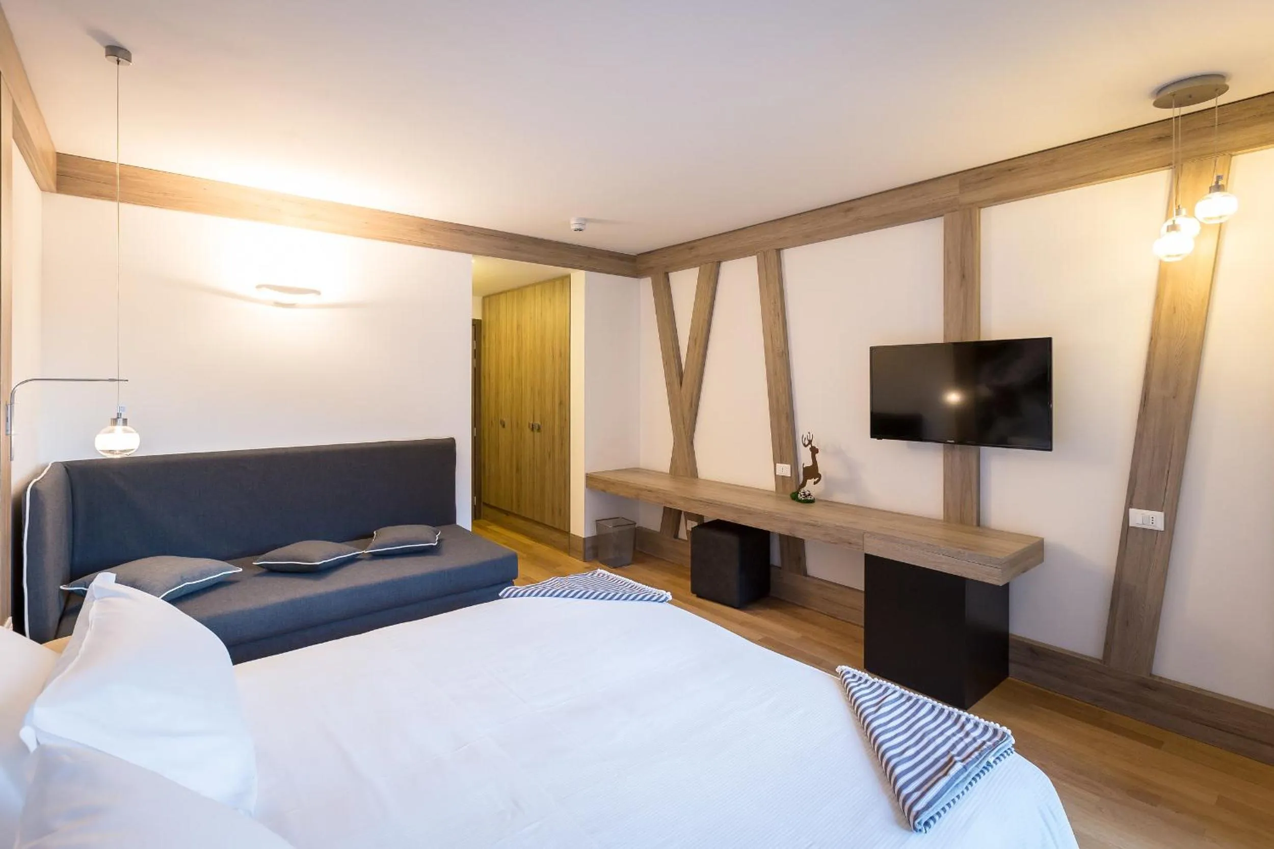 TV and multimedia, Bed in NH Collection Alagna Mirtillo Rosso