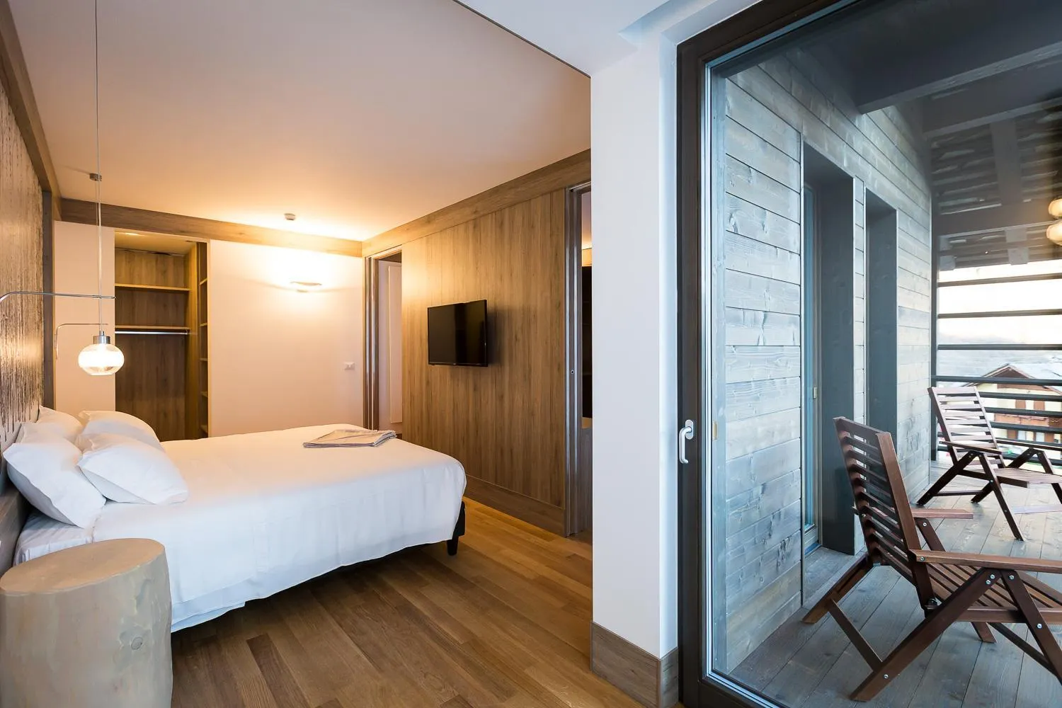 Photo of the whole room, Bed in NH Collection Alagna Mirtillo Rosso