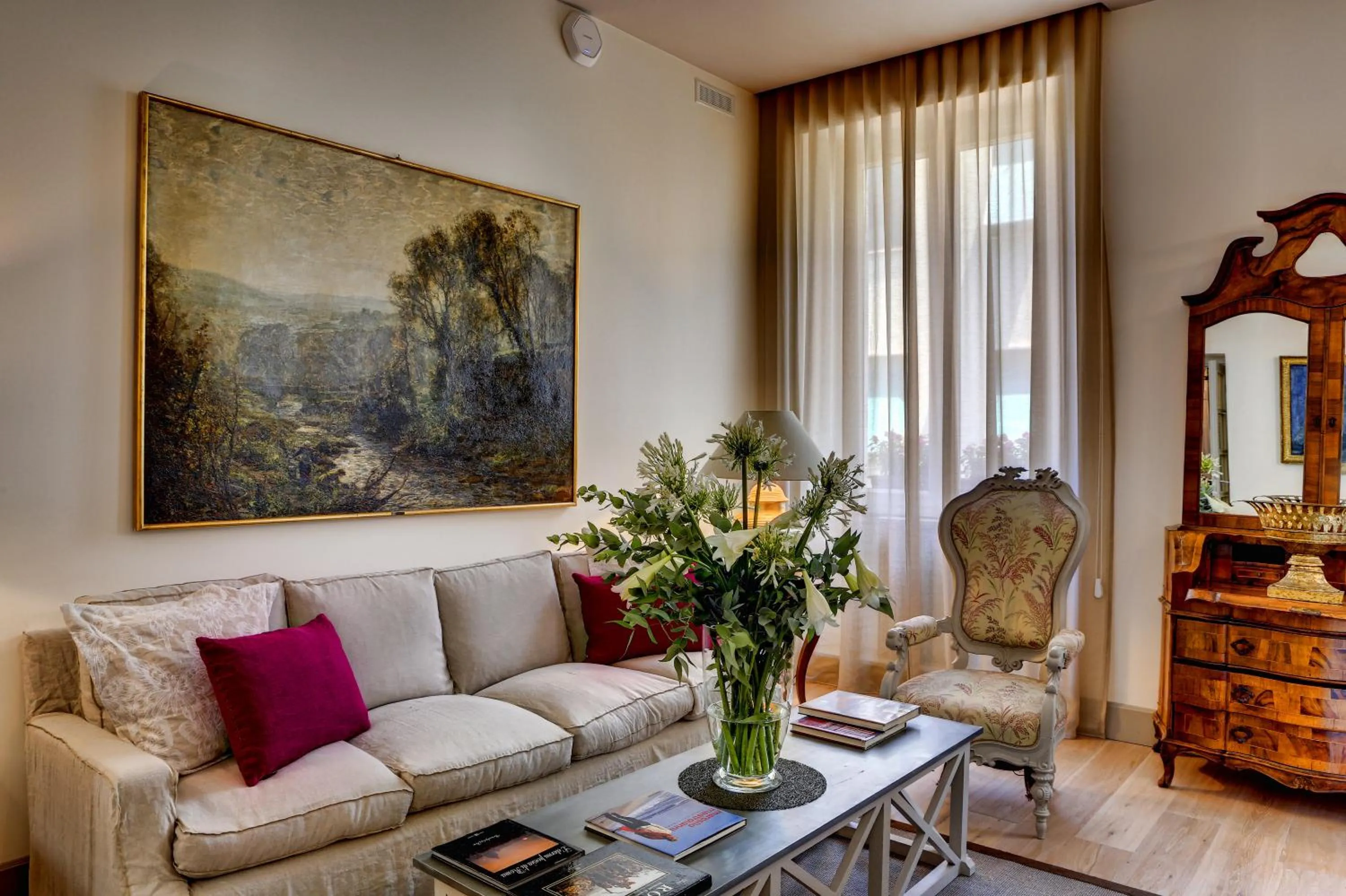 Communal lounge/ TV room in Casa Sotgiu Guest House