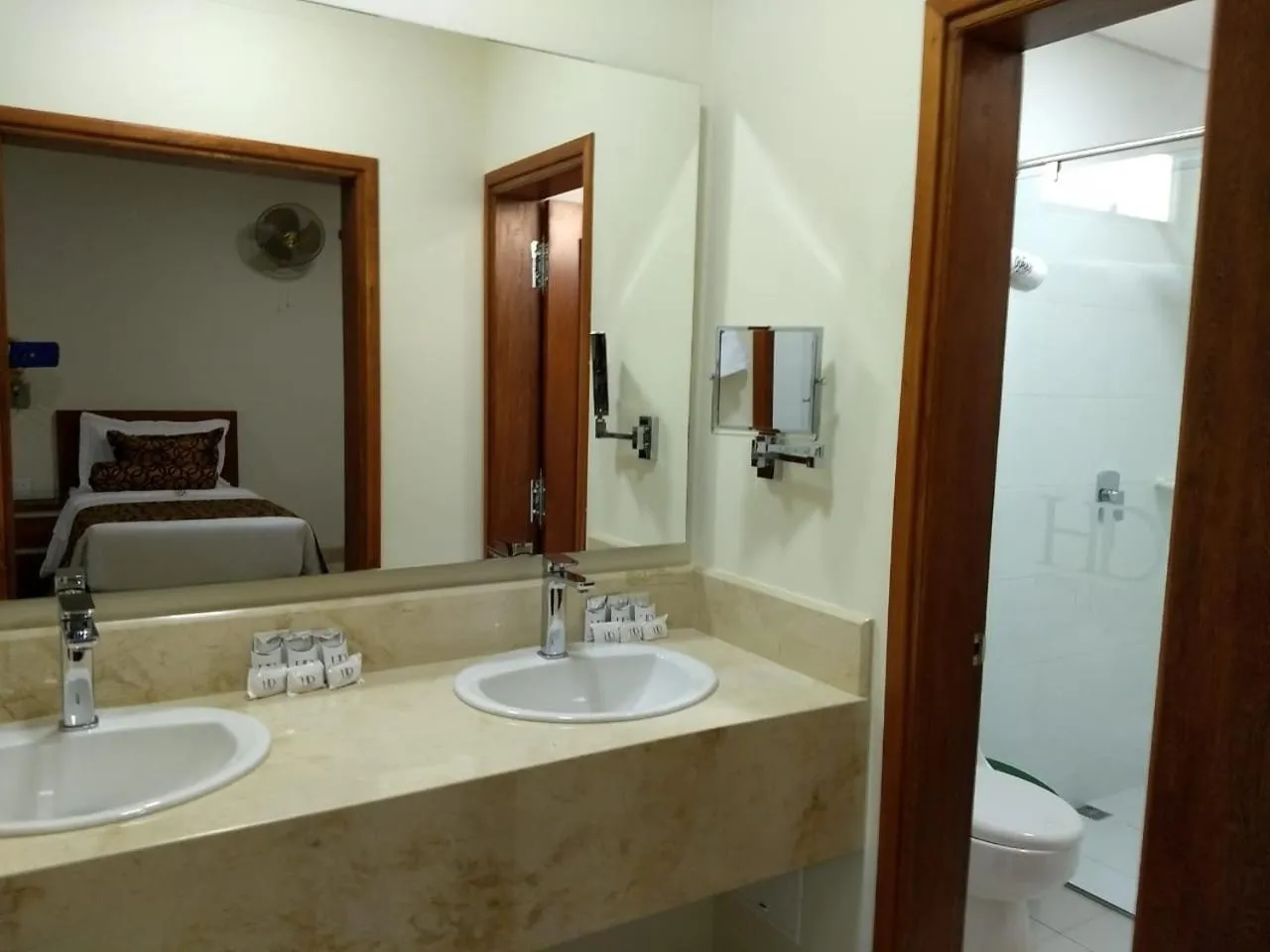 Bathroom in Hotel Dorado La 70