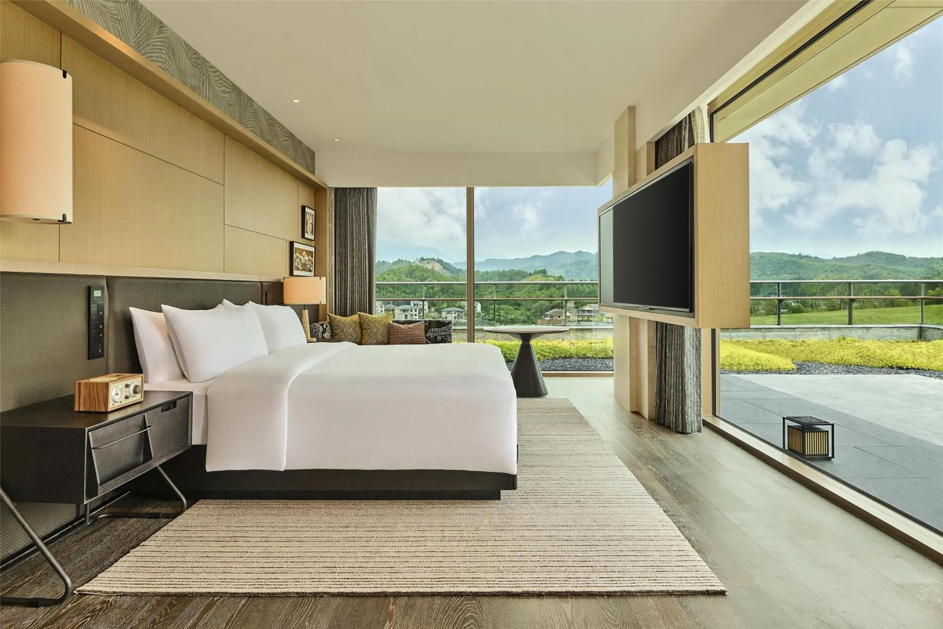 Bed in Shu Hua Hotel Tianmu Mountain, Curio Collection By Hilton