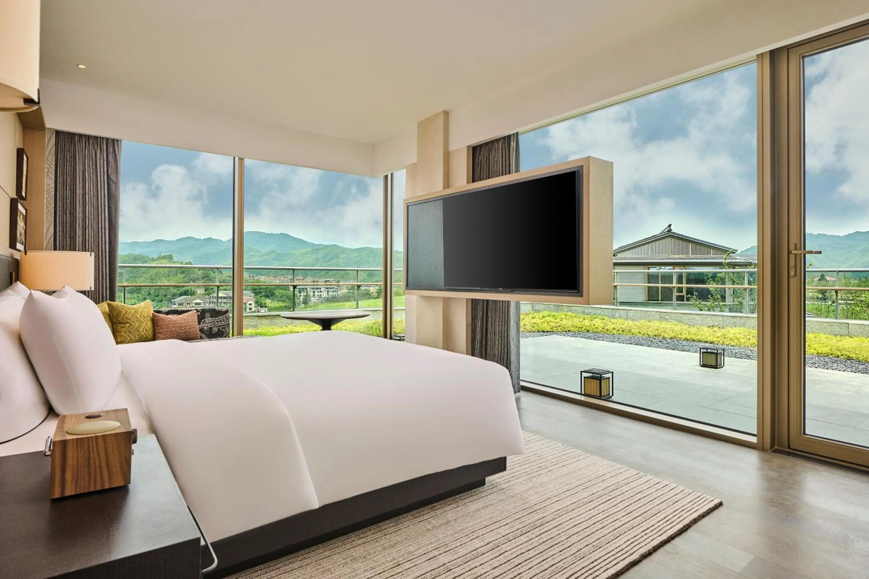 Bedroom, Bed in Shu Hua Hotel Tianmu Mountain, Curio Collection By Hilton