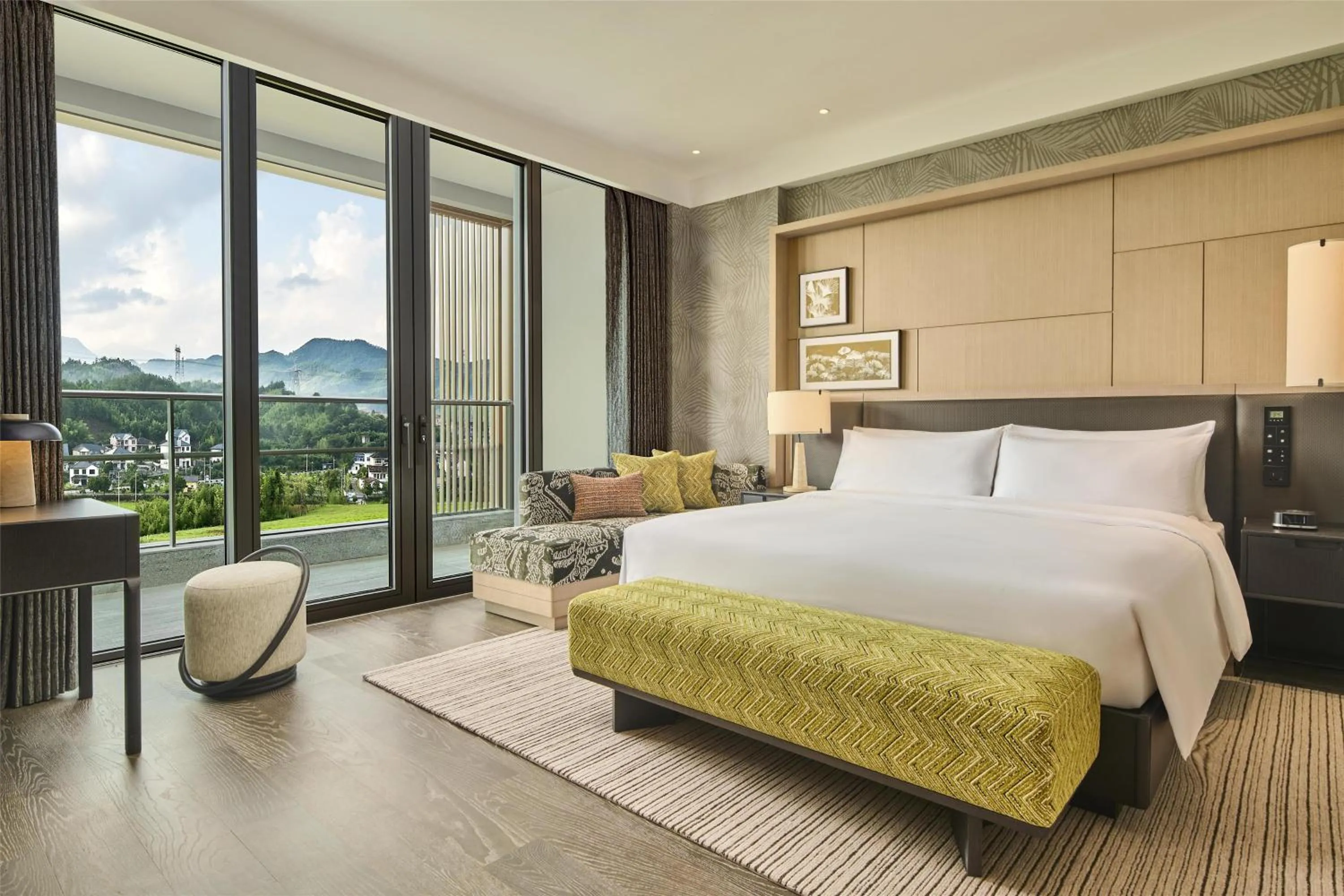 Bed in Shu Hua Hotel Tianmu Mountain, Curio Collection By Hilton