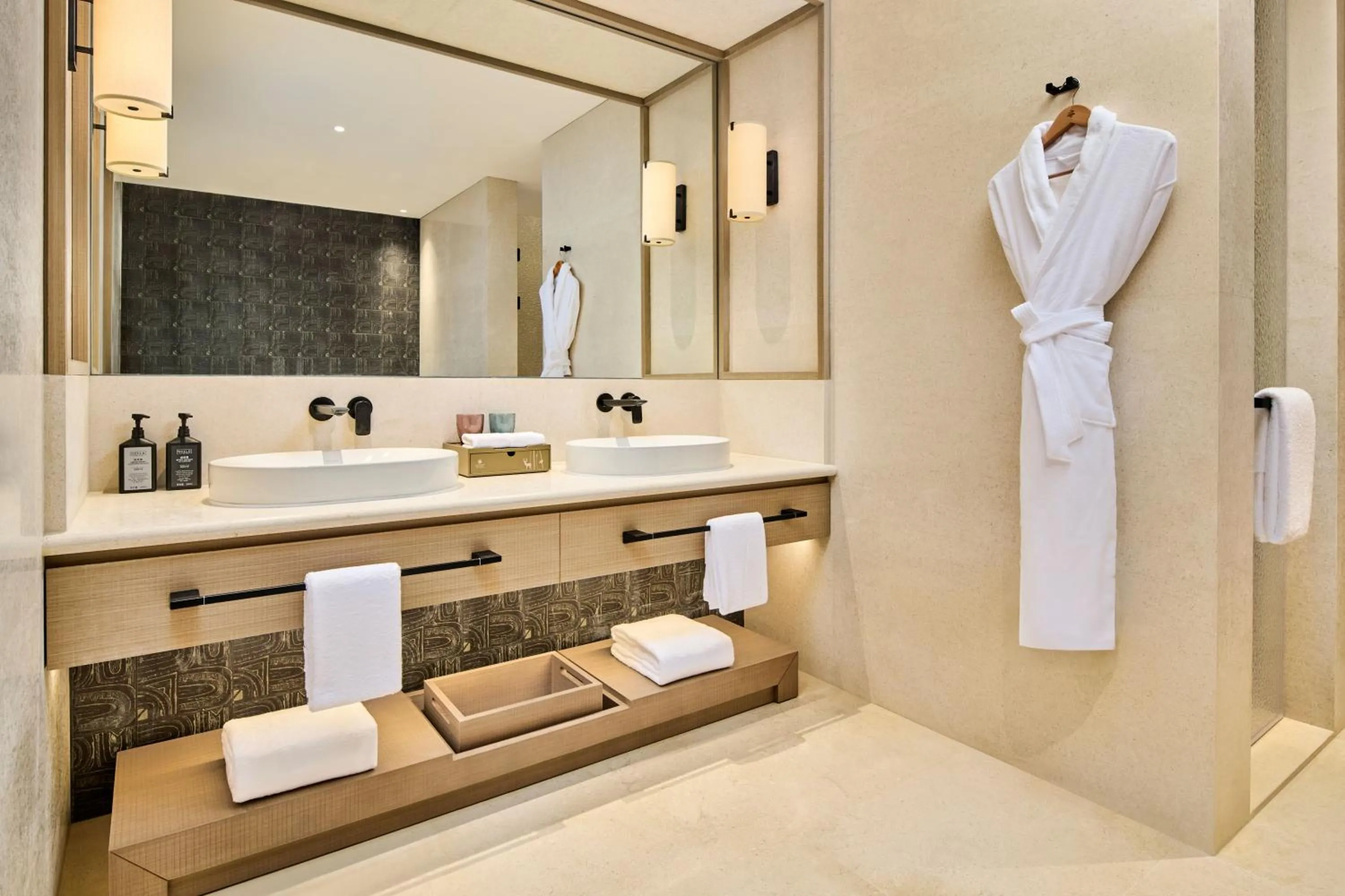 Bathroom in Shu Hua Hotel Tianmu Mountain, Curio Collection By Hilton