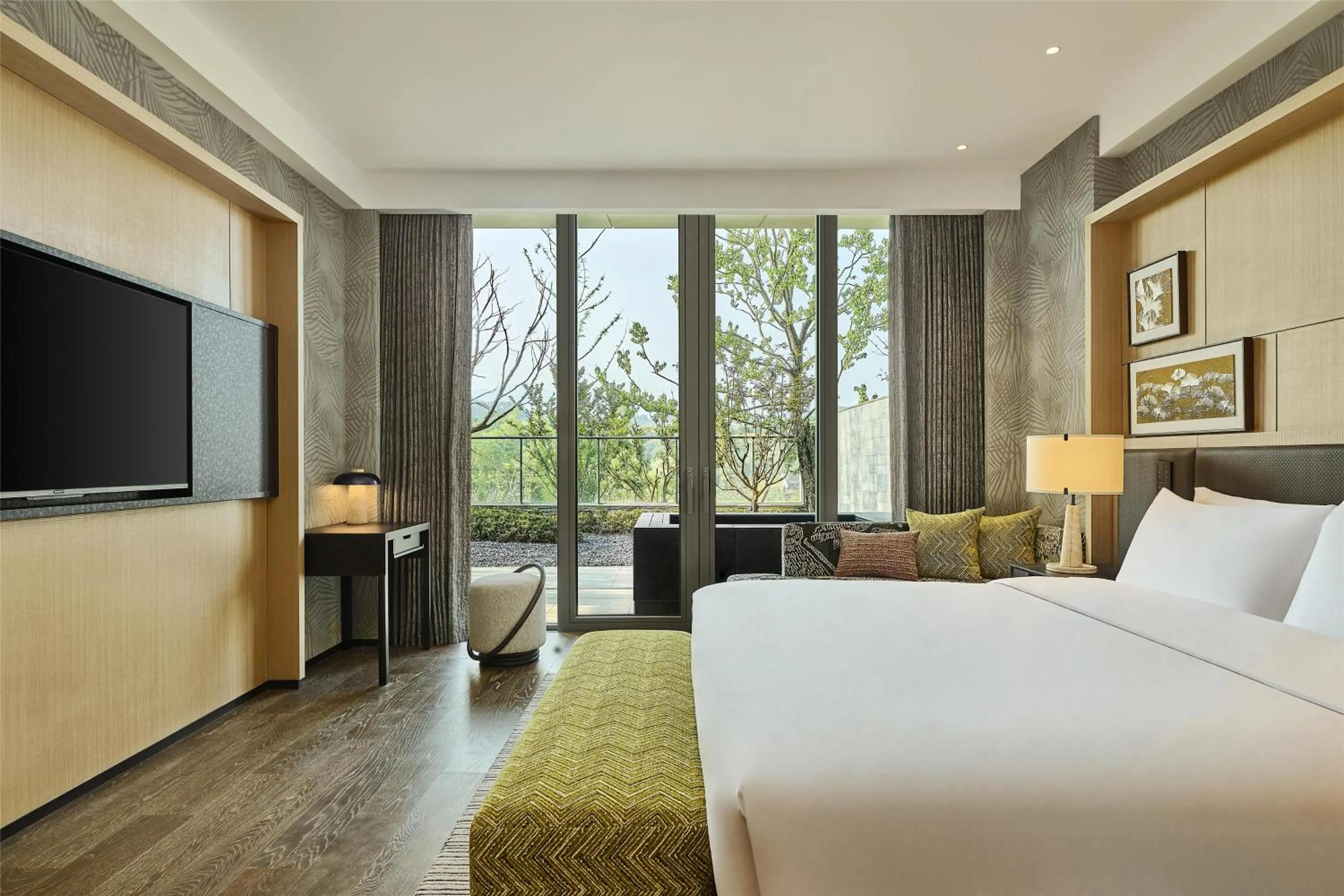 Bed in Shu Hua Hotel Tianmu Mountain, Curio Collection By Hilton