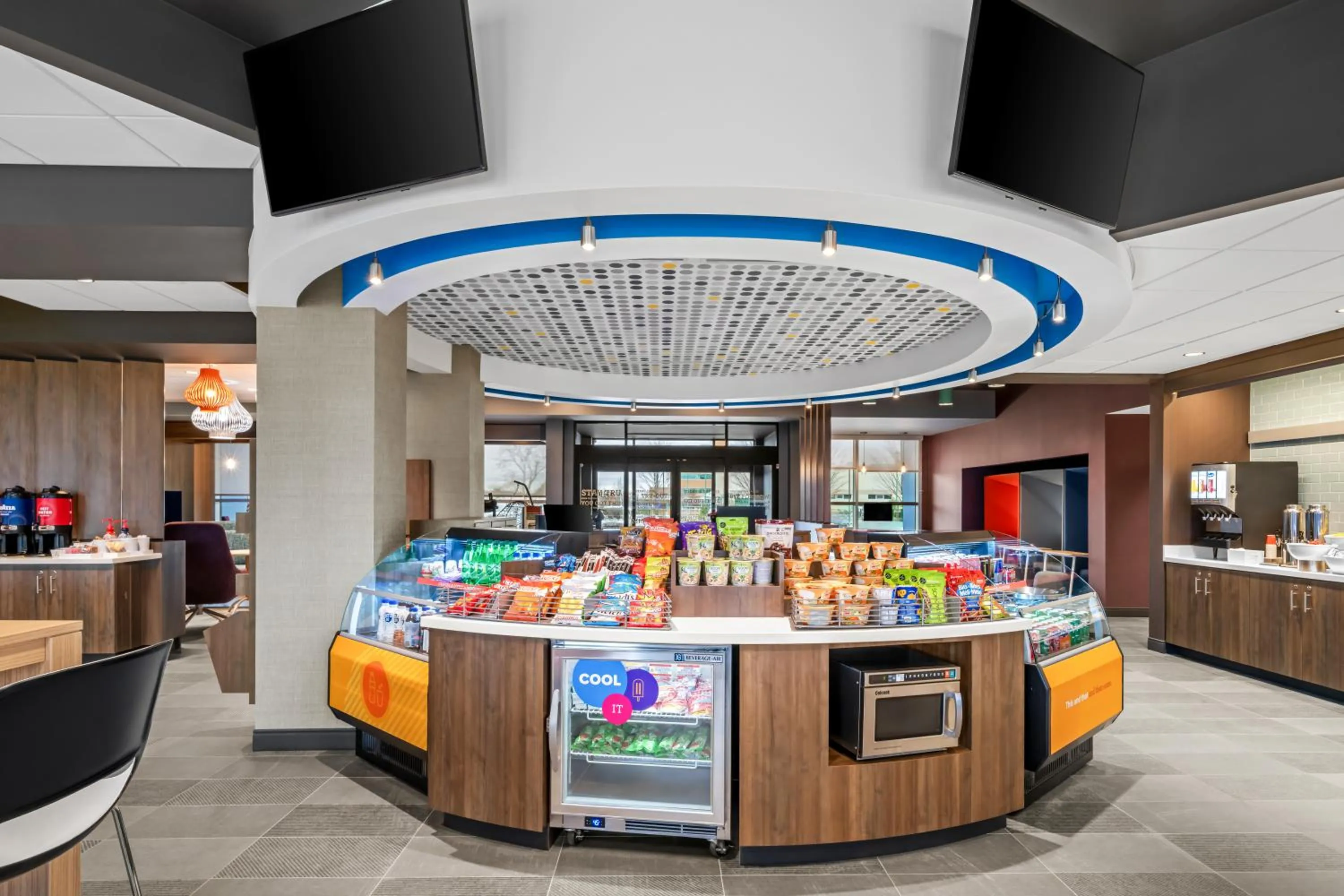 Food and drinks in Tru By Hilton Oshawa