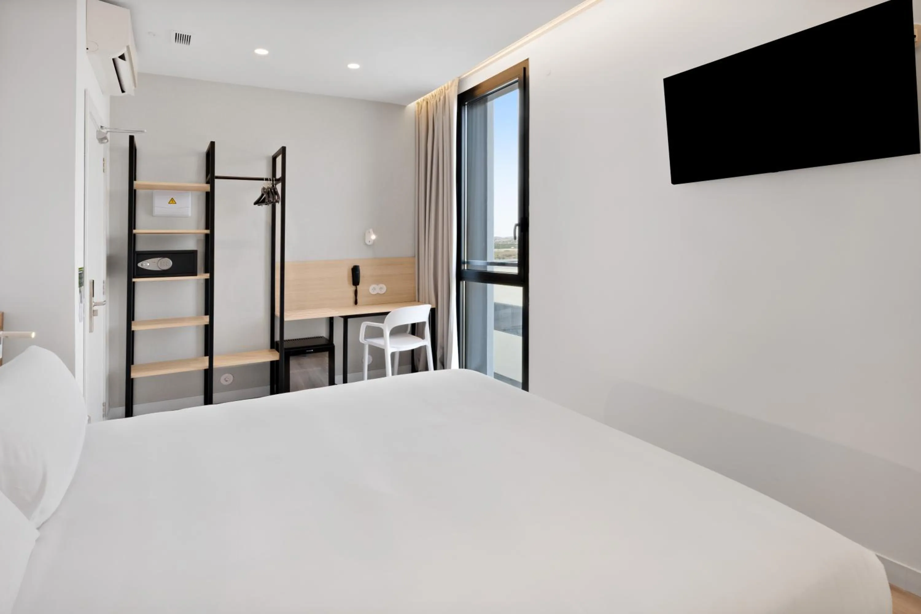 Photo of the whole room, Bed in B&B HOTEL Alicante Aeropuerto