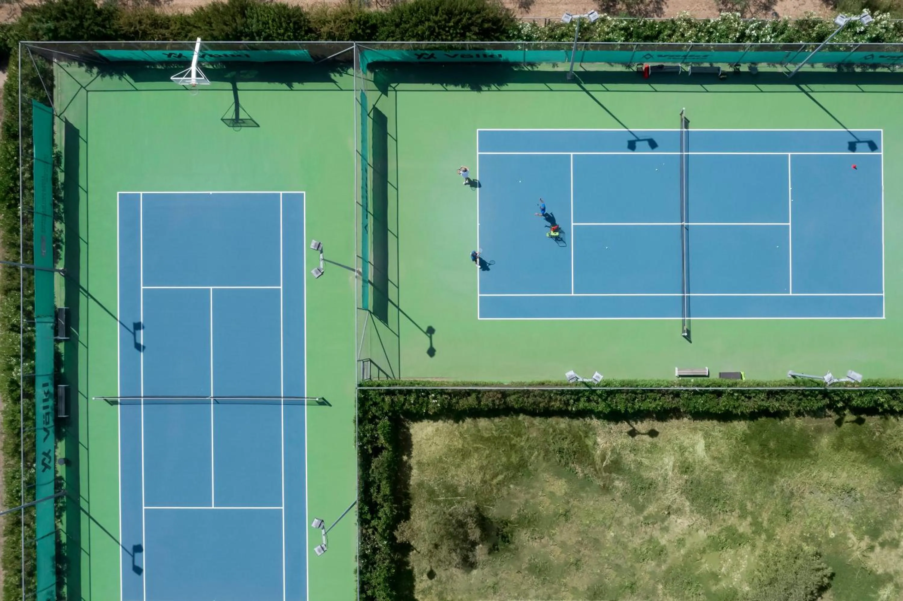 Tennis court in Negroponte Resort Eretria