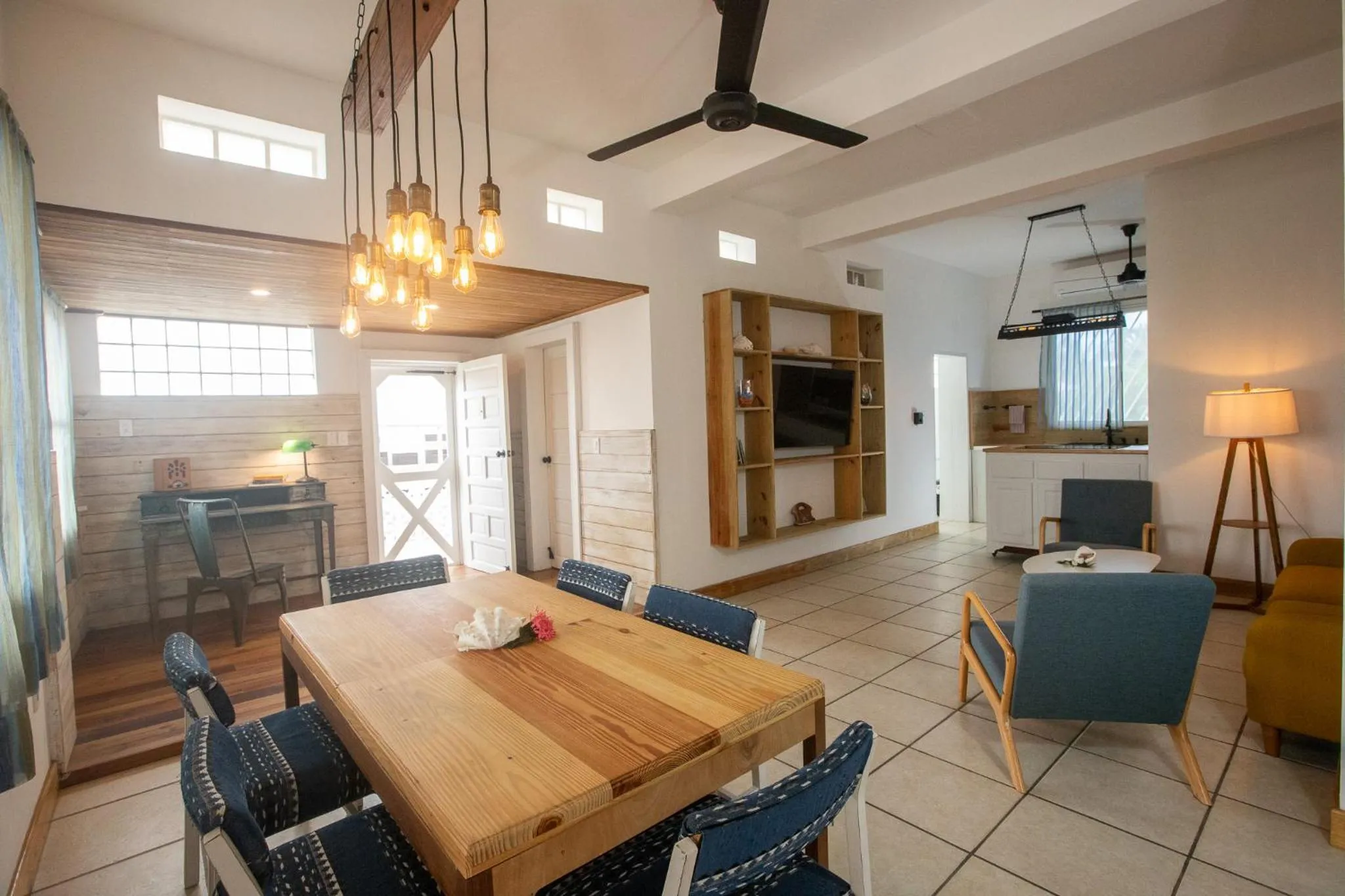 Communal lounge/ TV room in Treetops Hotel