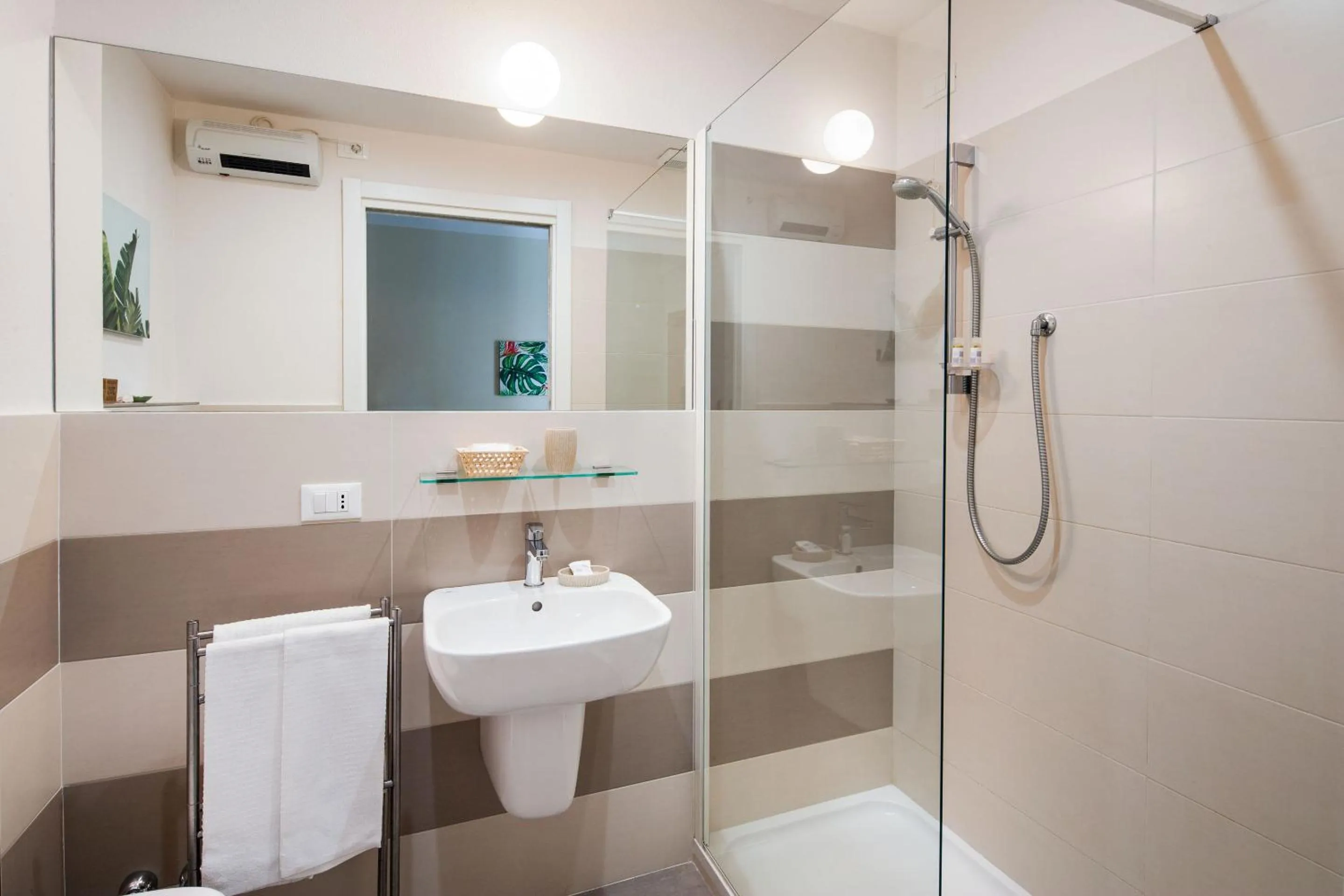 Shower in Hotel Olympic