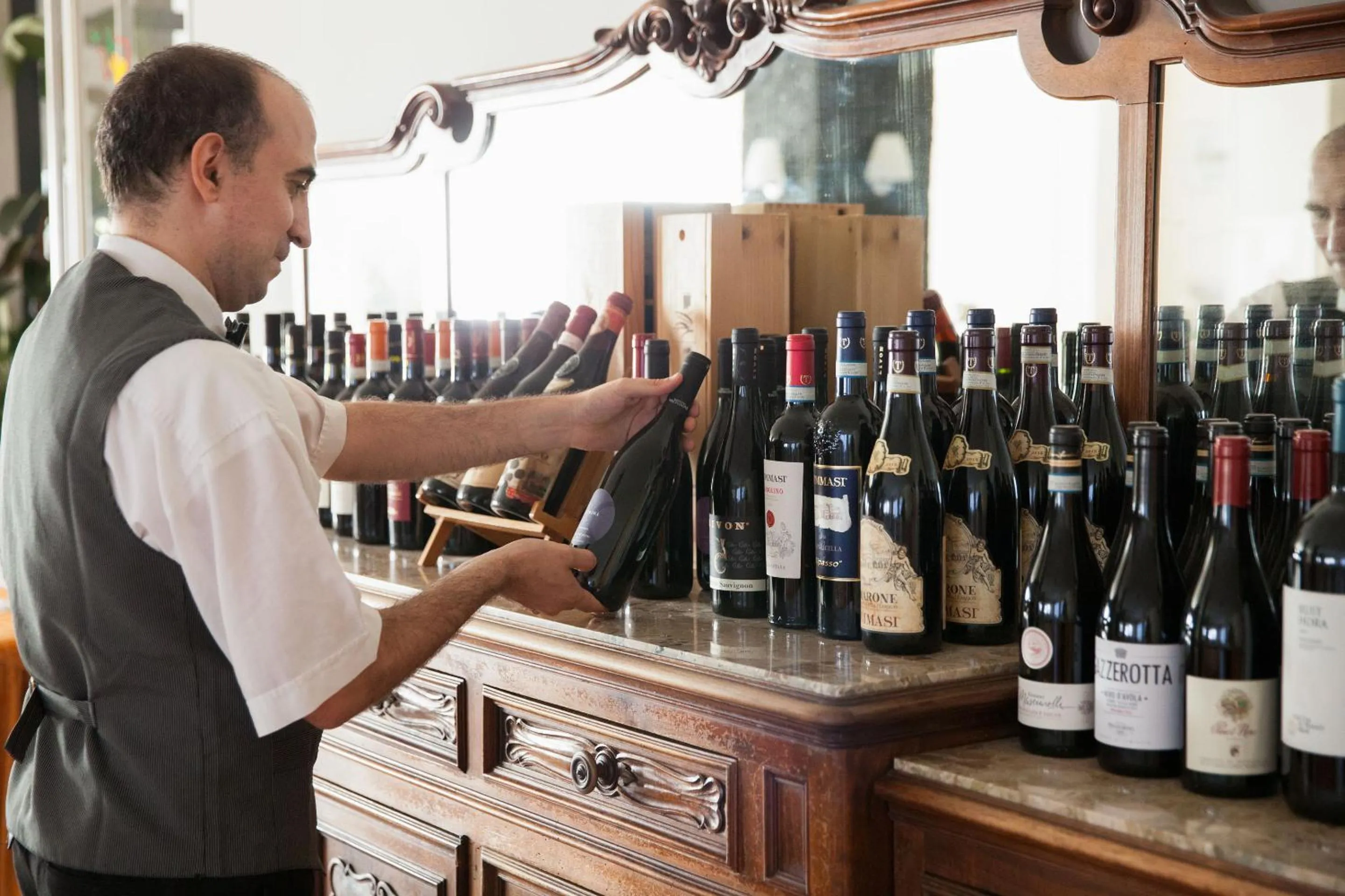 Restaurant/places to eat in Hotel Olympic