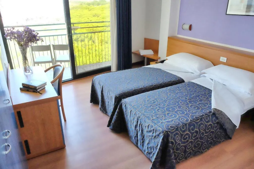 Summer, Bed in Hotel Fenix