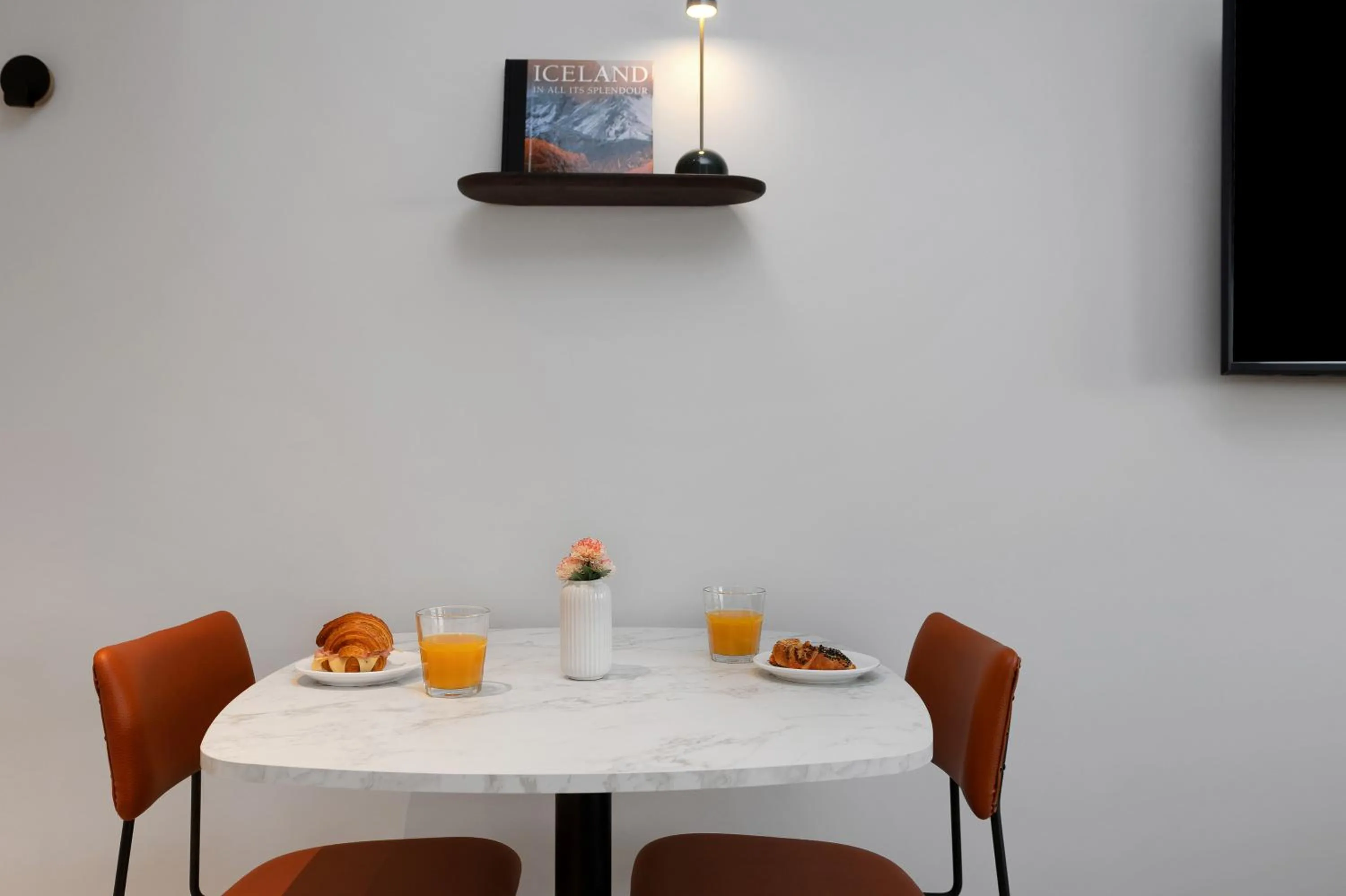 Dining area in Candlewood Suites Reykjavik by IHG