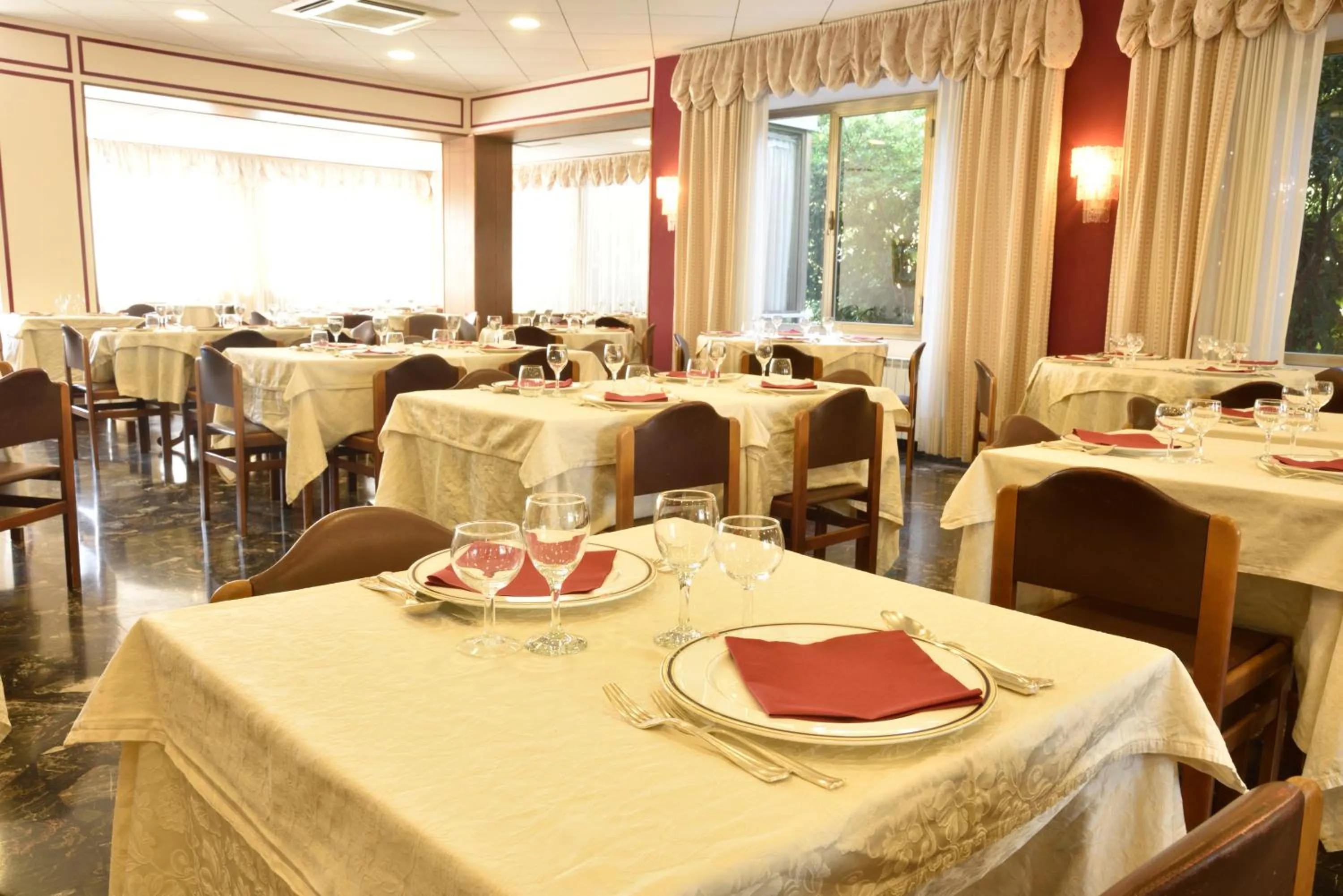 Dining area in Hotel Bergamo Mare Mhotelsgroup