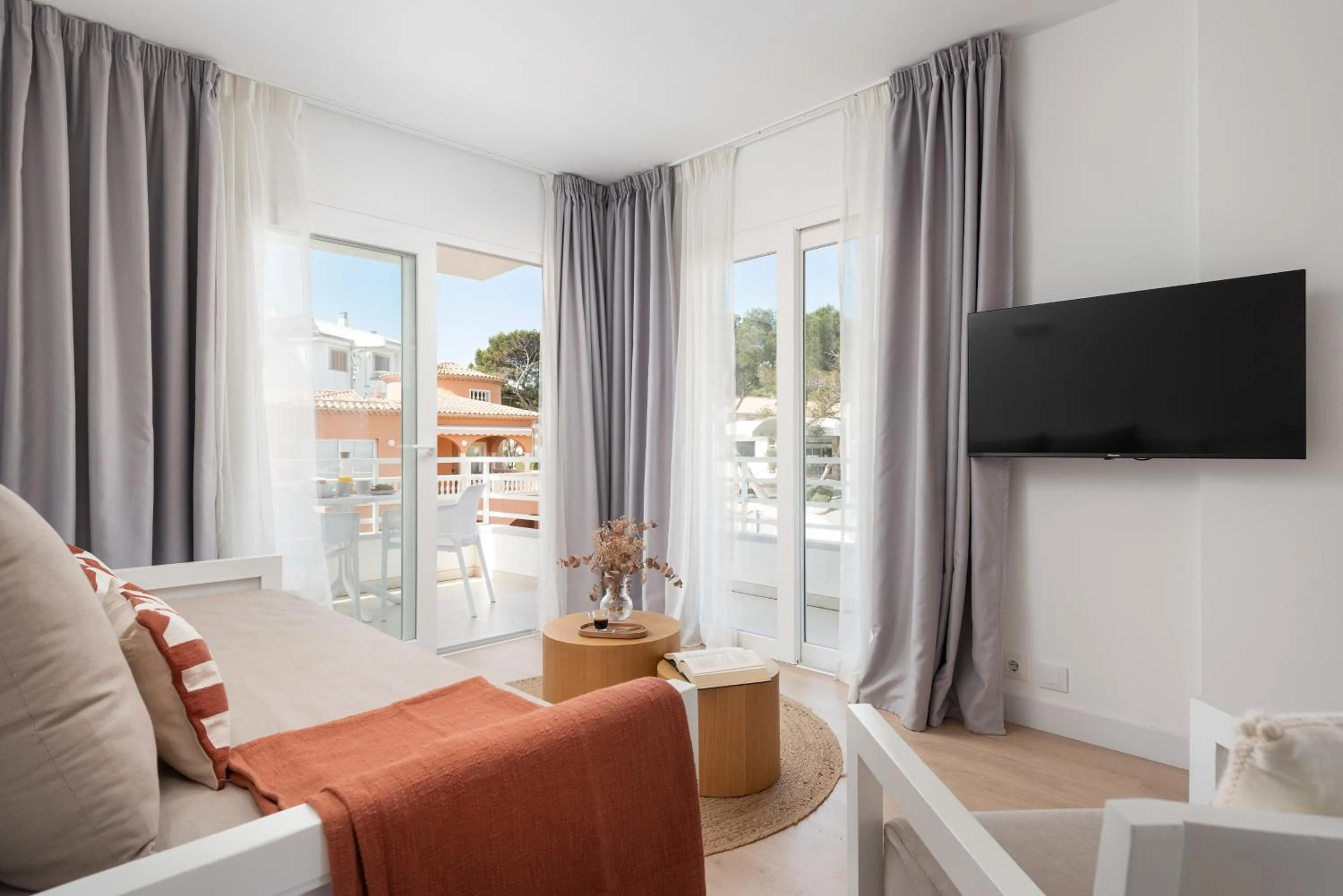 Living room, Bed in Bauló Mar Apartments