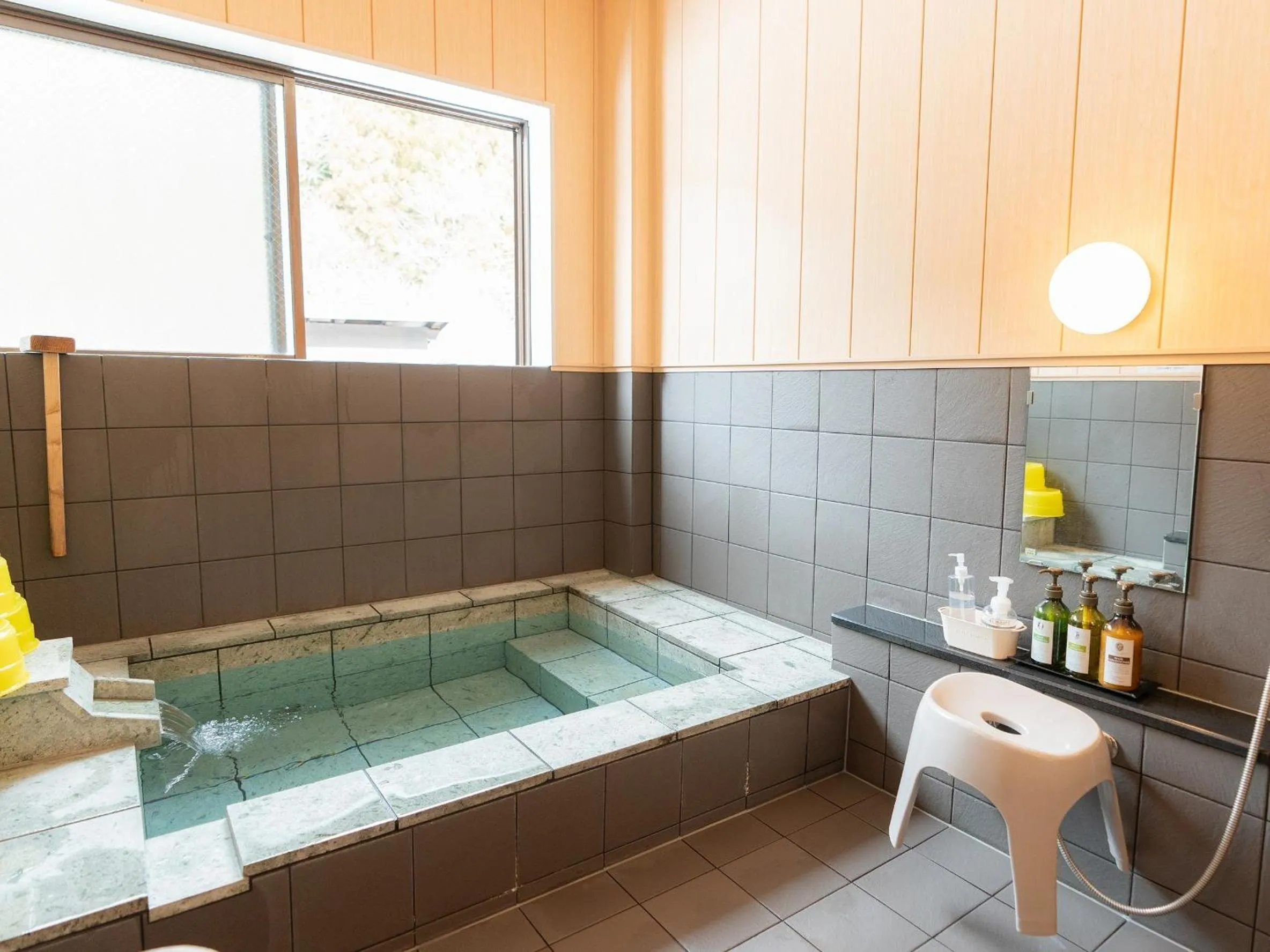 Hot Tub in Nozawa Onsen Azegamikan