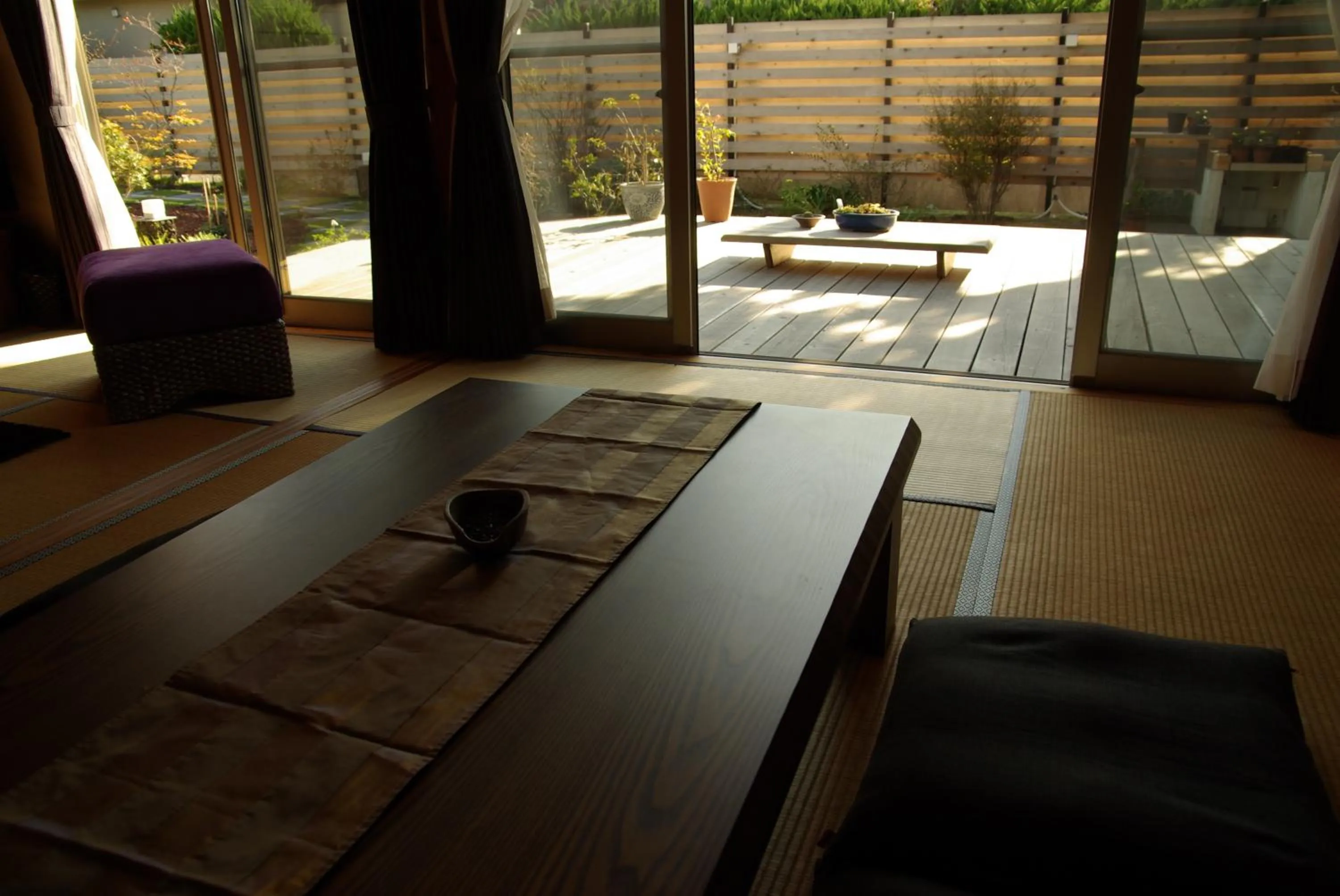 Photo of the whole room in Den House