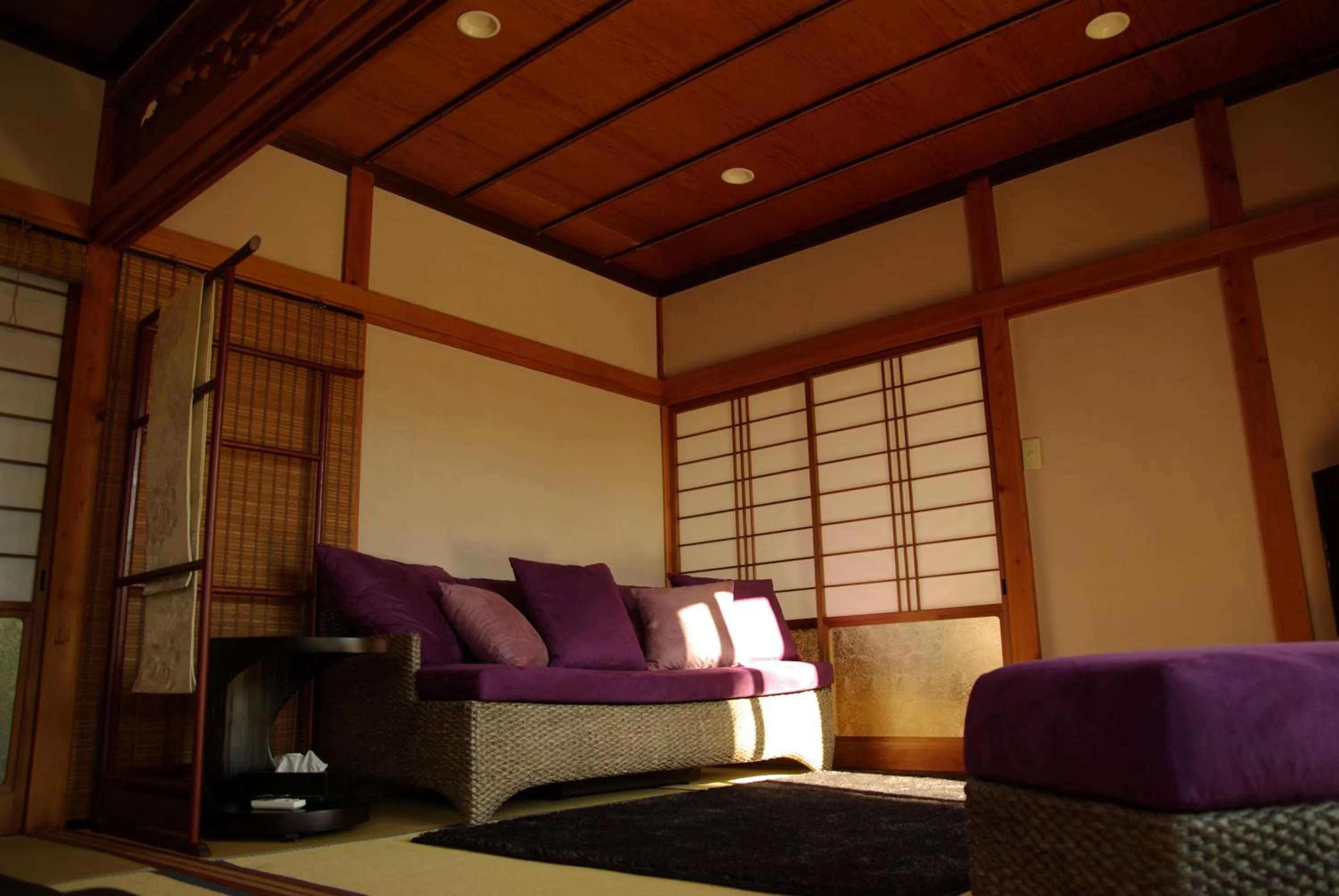 Photo of the whole room in Den House