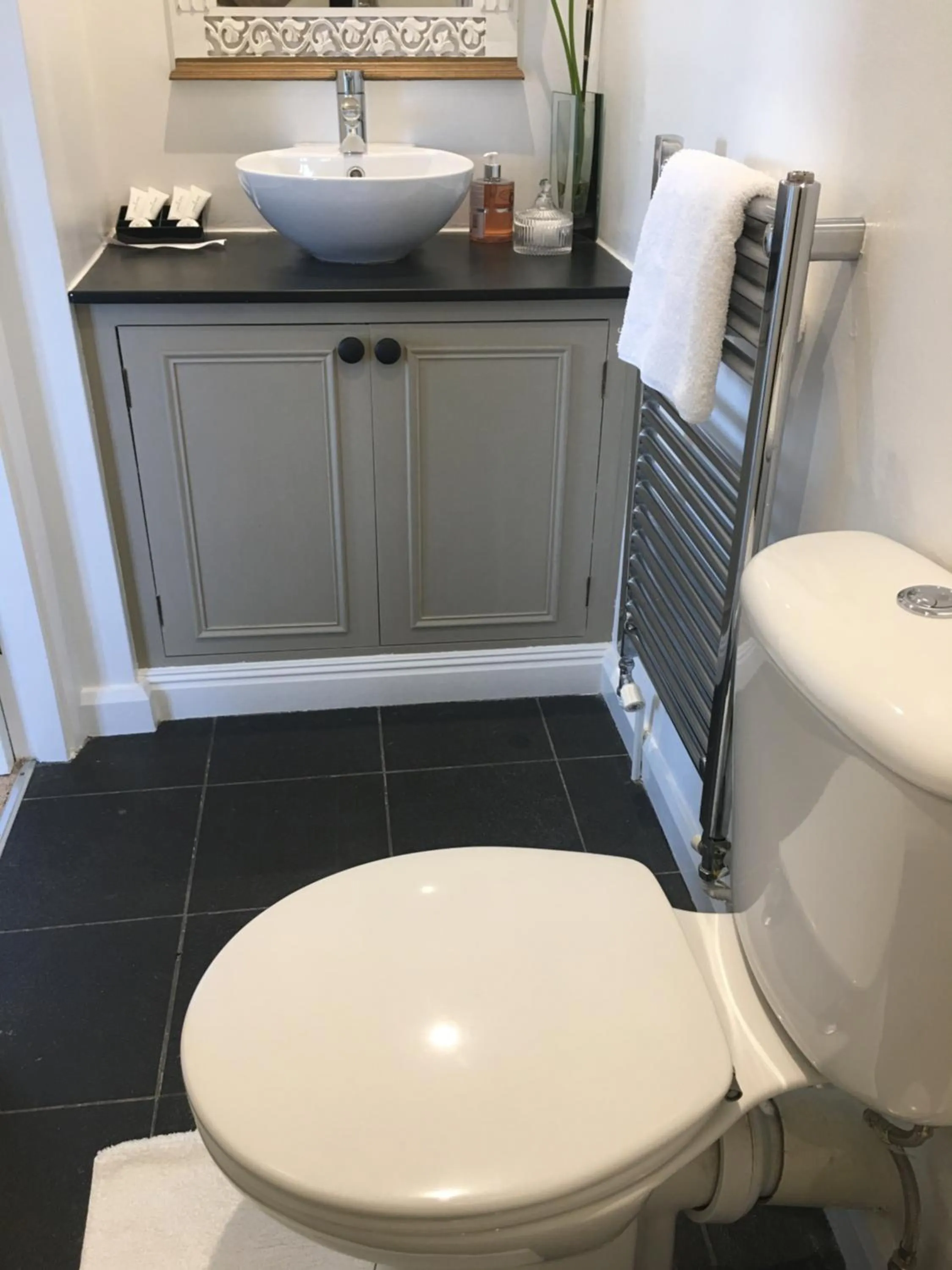 Toilet in High Grassings Country House