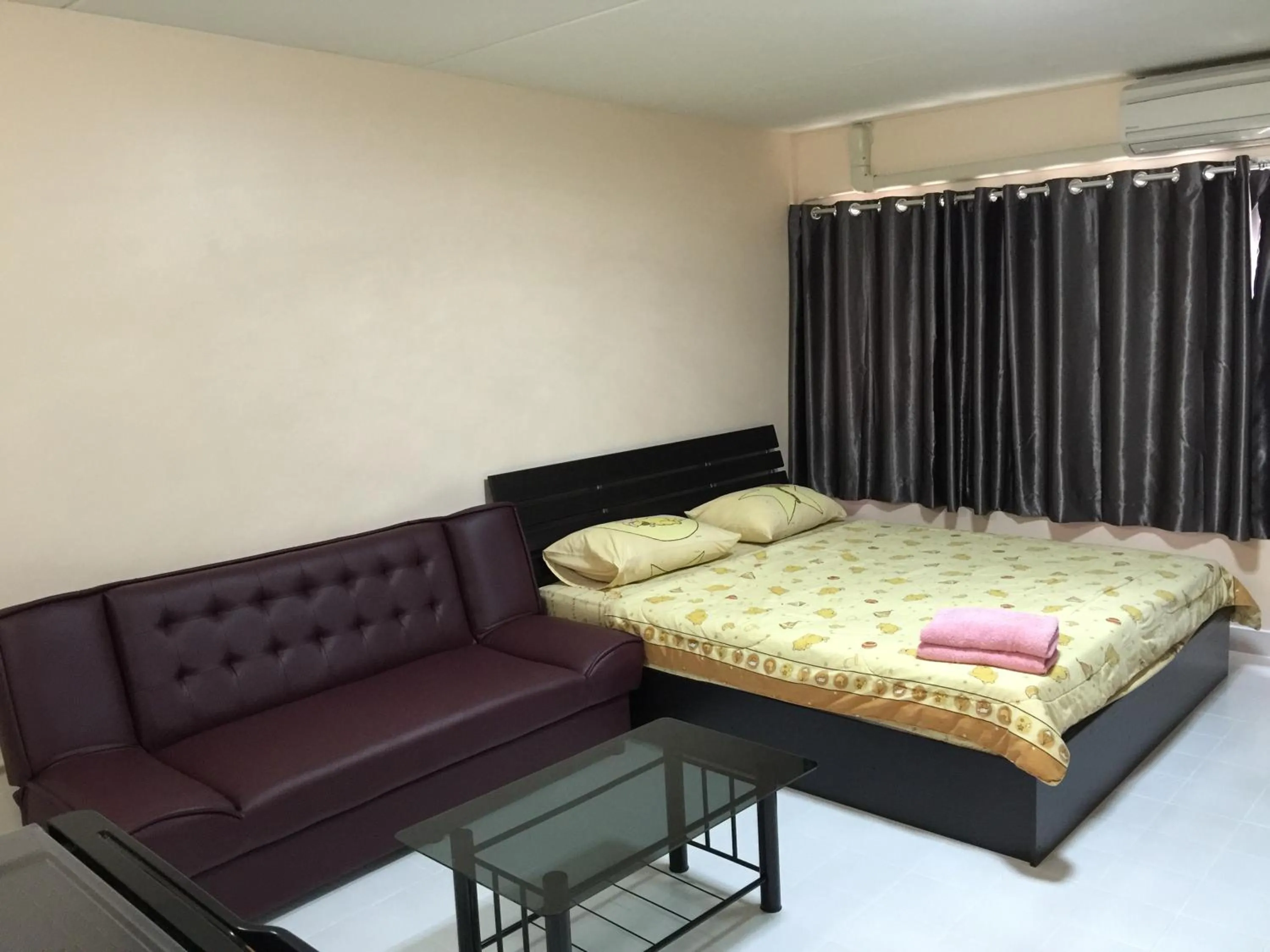 Photo of the whole room, Bed in Muangthongthani Rental/Khun Dan