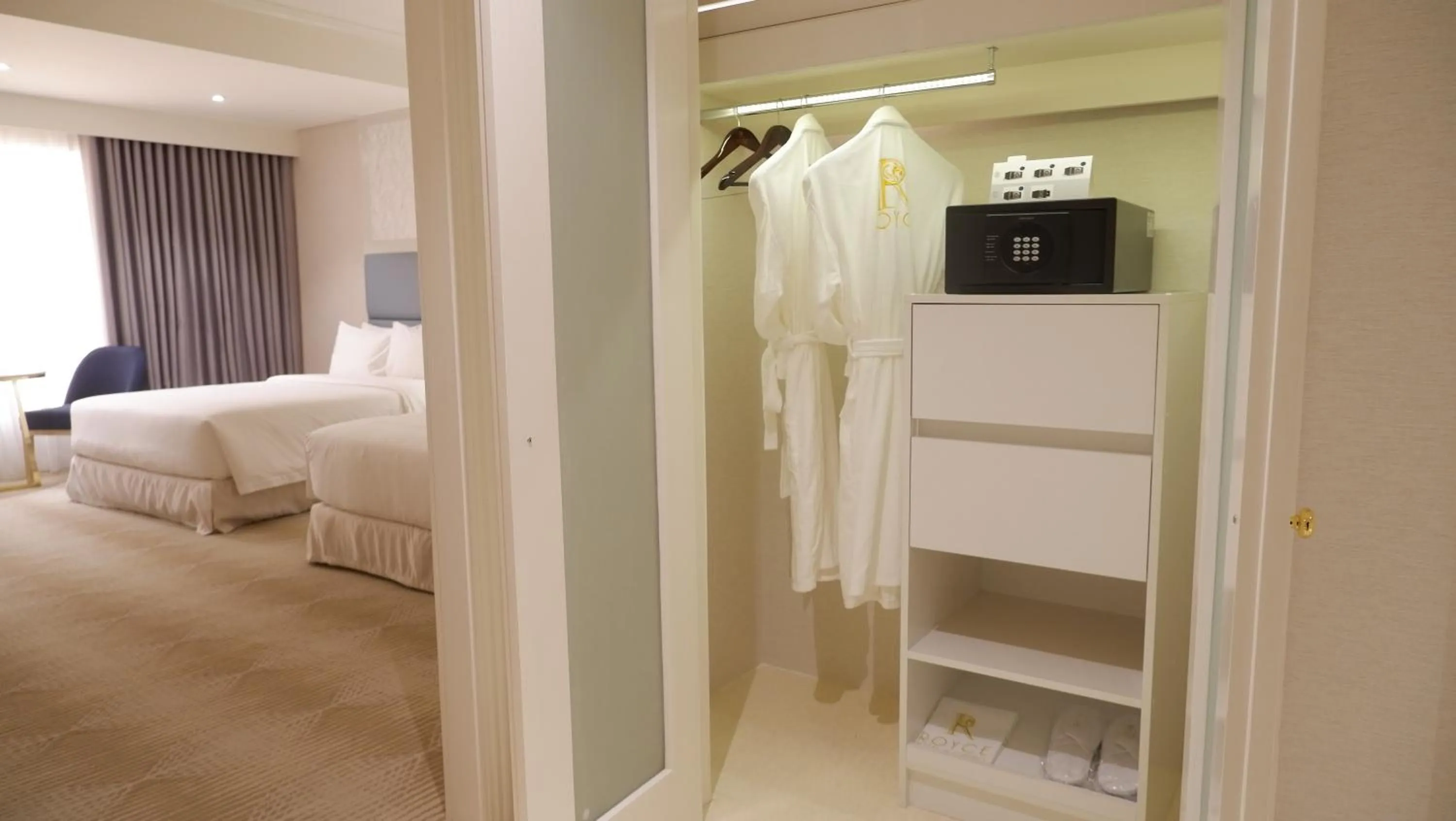 Photo of the whole room, Bed in Royce Hotel & Casino