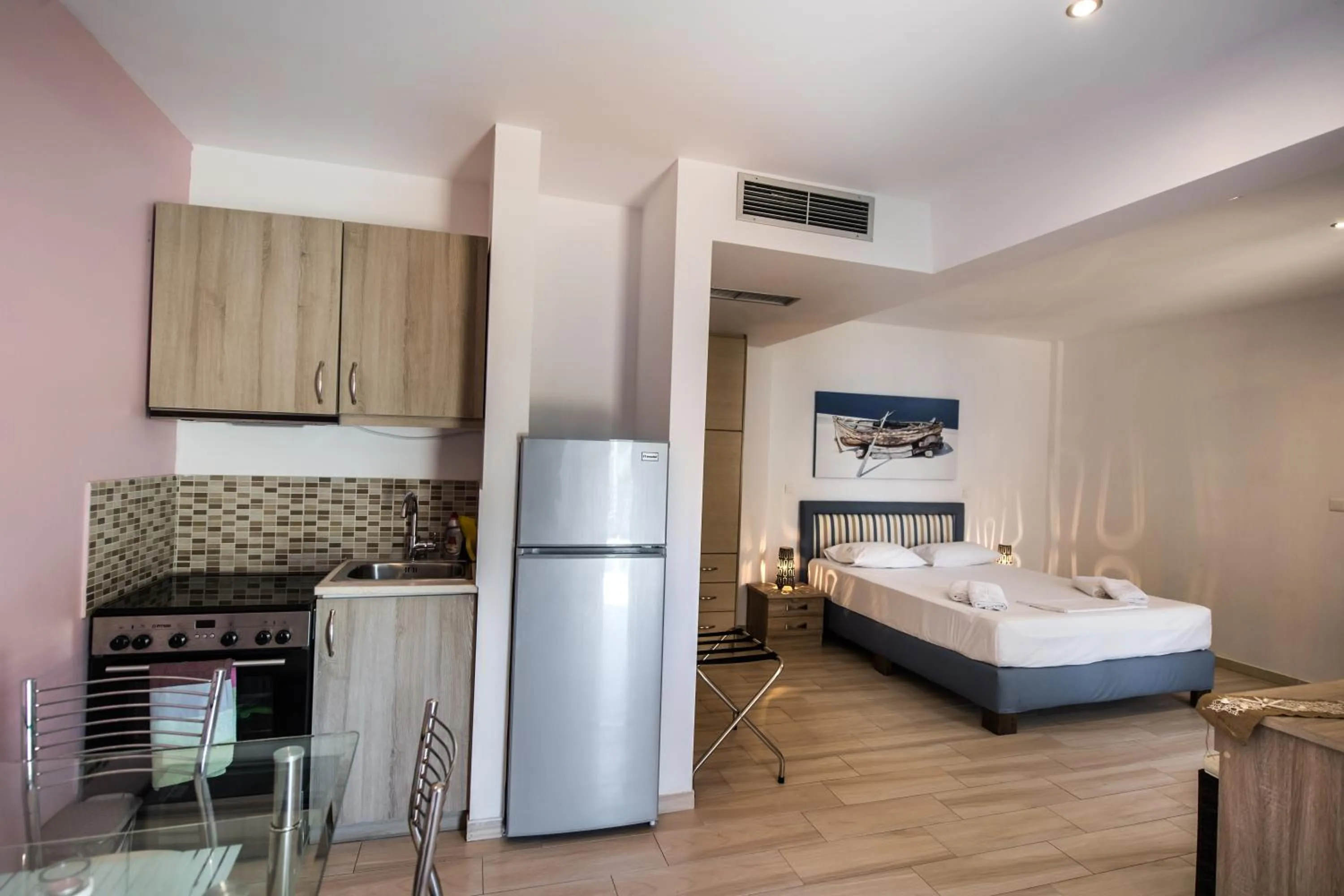 Kitchen or kitchenette, Bed in Ilianthos Apartments & Rooms