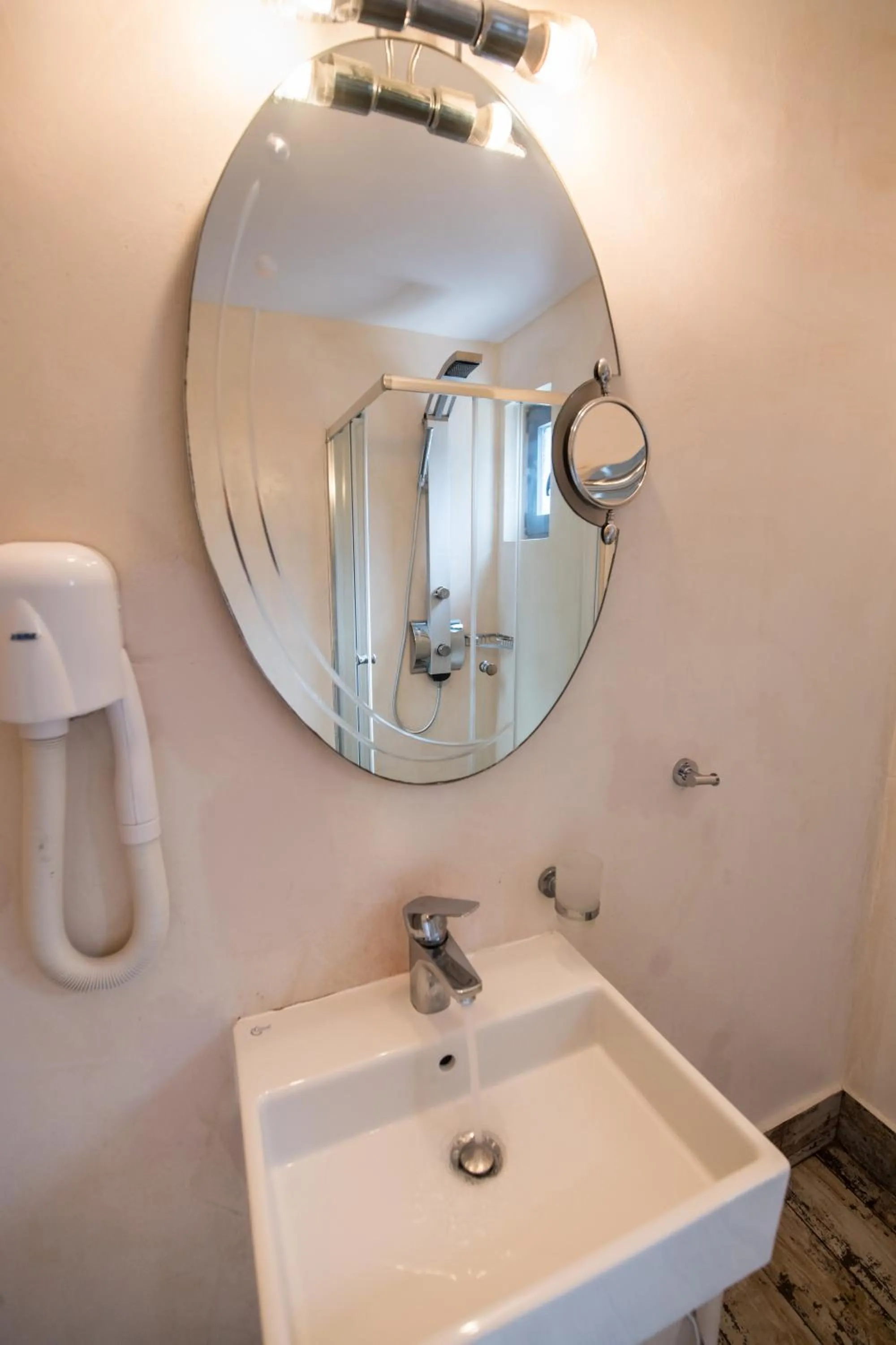 Bathroom in Ilianthos Apartments & Rooms