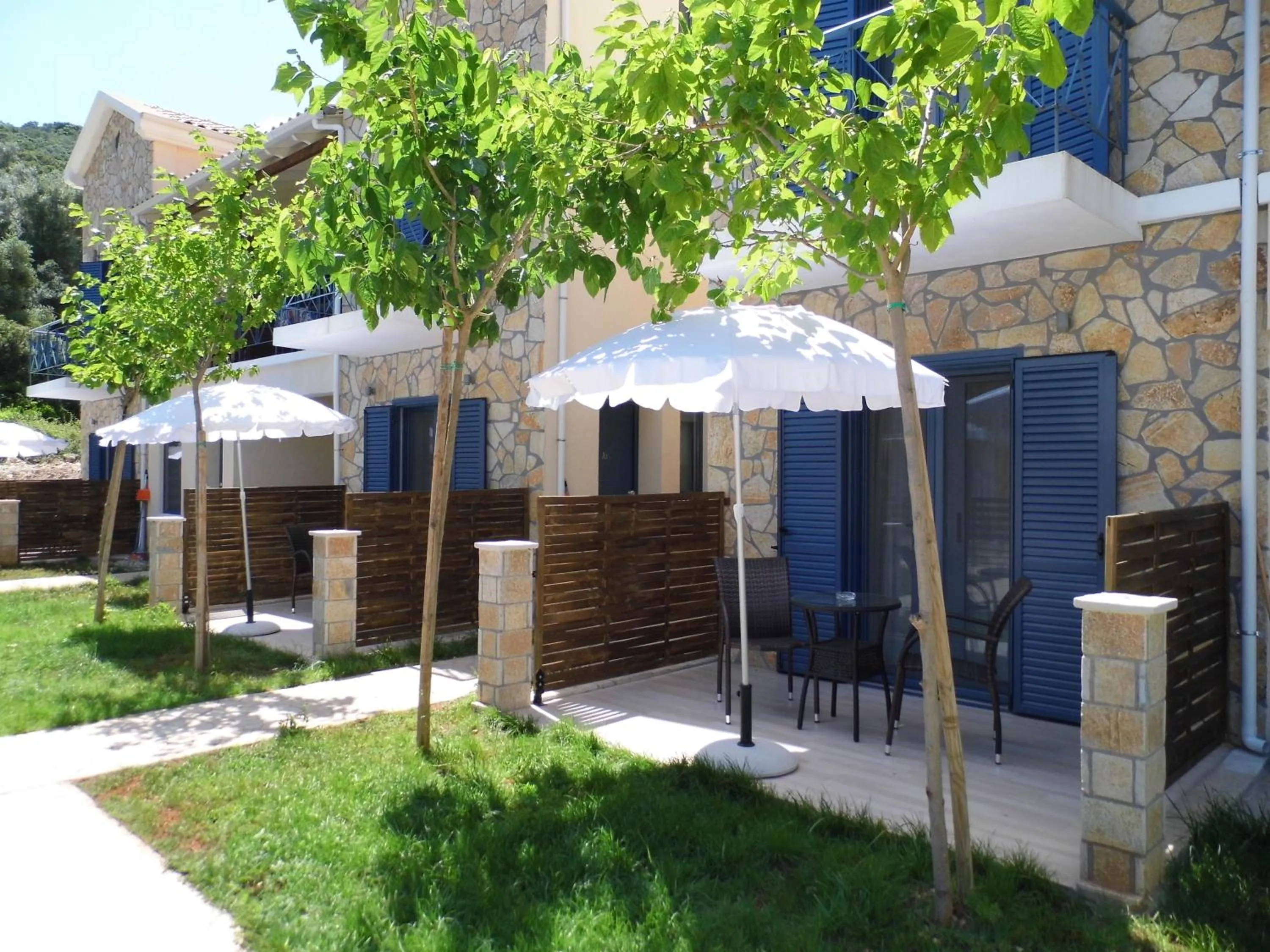 Garden in Ilianthos Apartments & Rooms